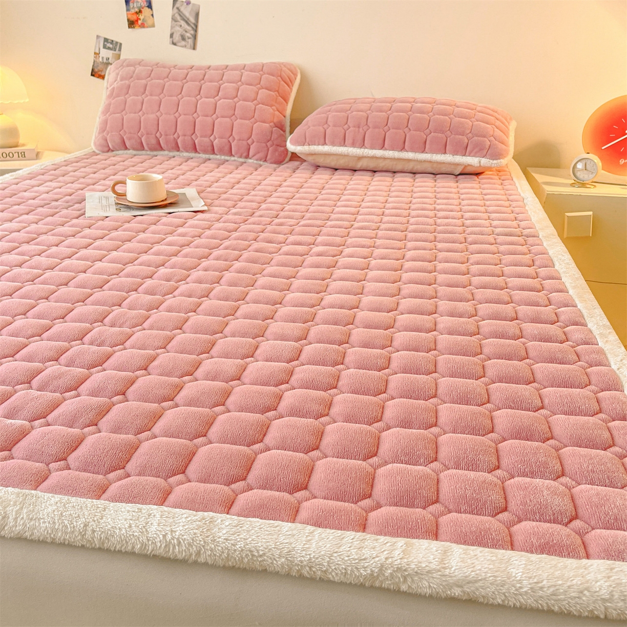 91家纺网 家纺一手货源 找家纺 雯豆家纺 【加厚款】2025秋冬新款牛奶绒纯色床褥床垫床护垫子 牛奶绒床褥-格调粉【加厚款】