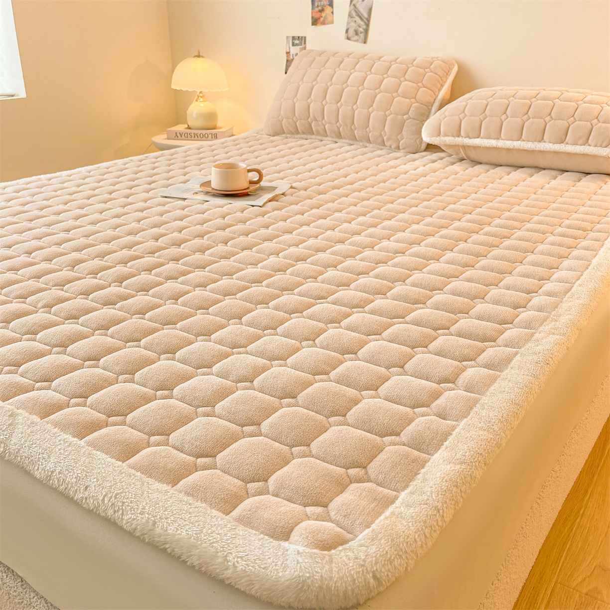 91家纺网 家纺一手货源 找家纺 雯豆家纺 【加厚款】2025秋冬新款牛奶绒纯色床褥床垫床护垫子 牛奶绒床褥-山茶杏【加厚款】