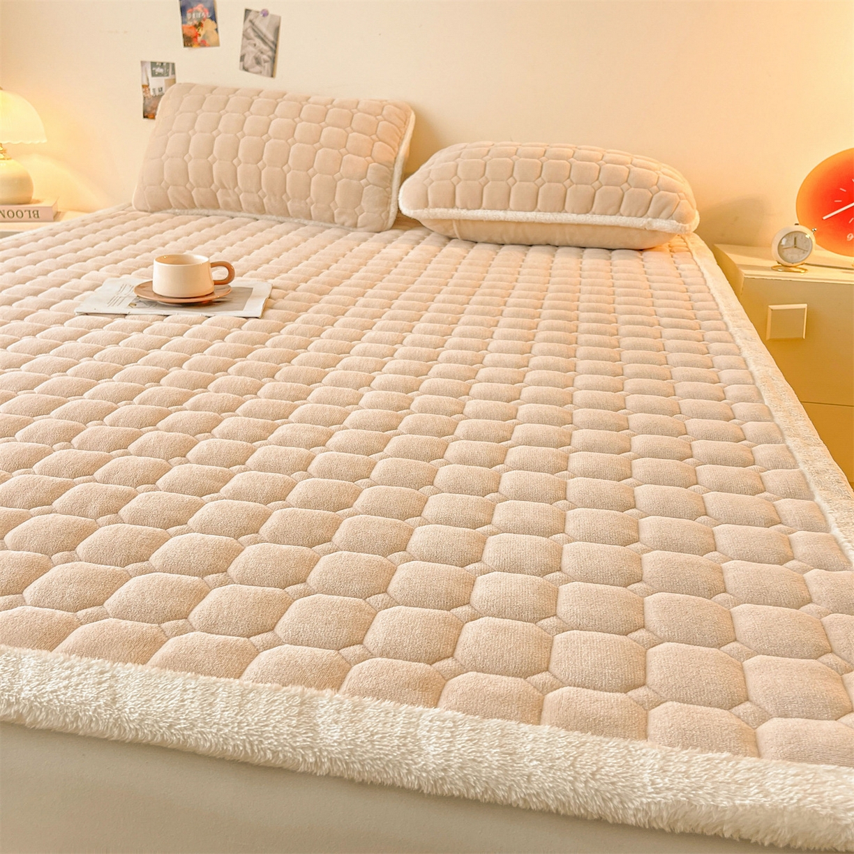 91家纺网 家纺一手货源 找家纺 雯豆家纺 【加厚款】2025秋冬新款牛奶绒纯色床褥床垫床护垫子 牛奶绒床褥-山茶杏【加厚款】