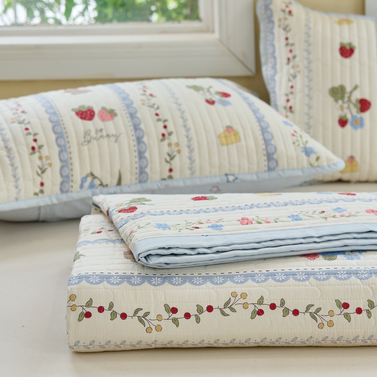 91家纺网 家纺一手货源 找家纺 暖萌 2025新款A类双棉100%全棉13372印花床盖系列 浆果小兔