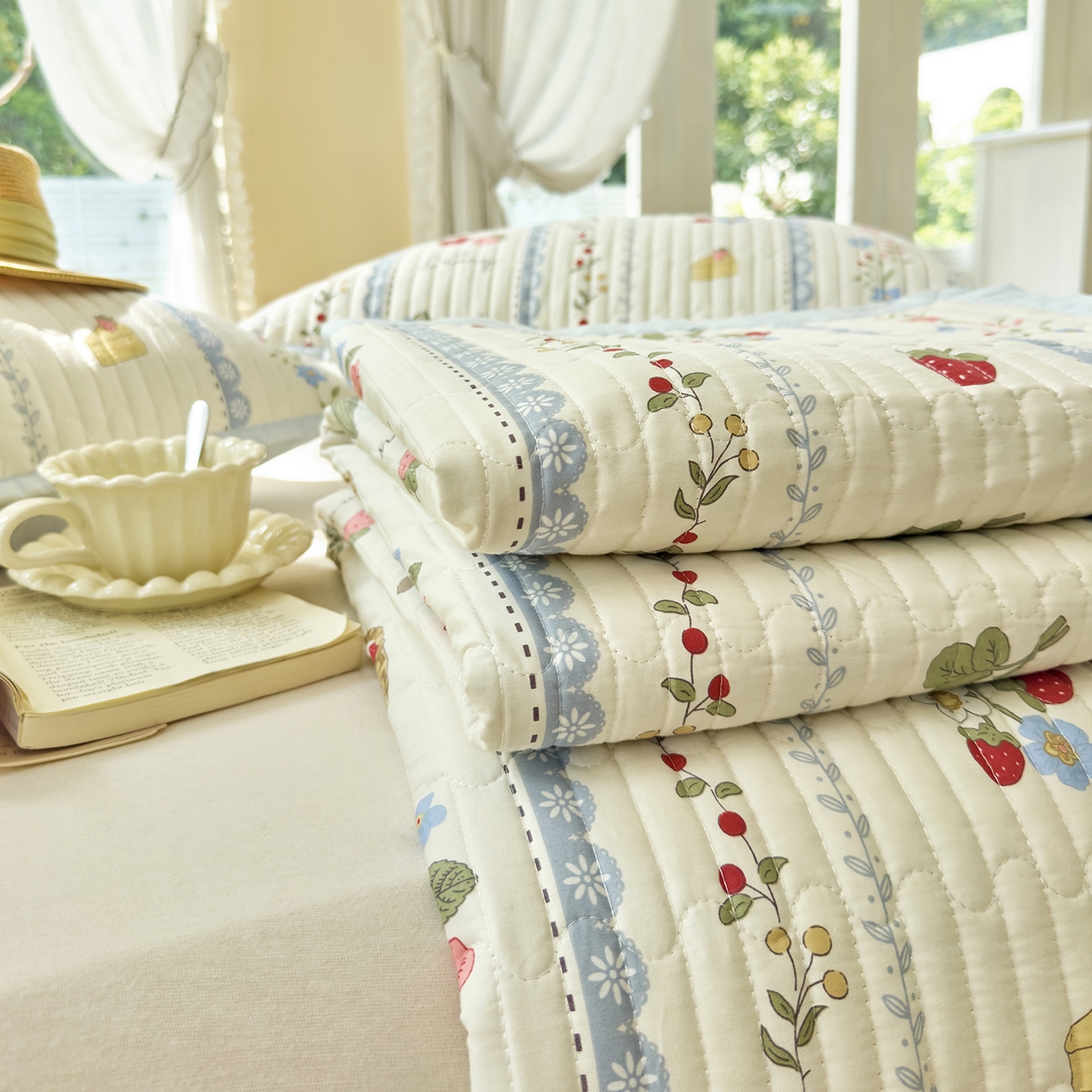 91家纺网 家纺一手货源 找家纺 暖萌 2025新款A类双棉100%全棉13372印花床盖系列 浆果小兔