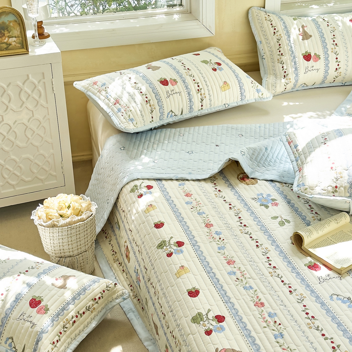 91家纺网 家纺一手货源 找家纺 暖萌 2025新款A类双棉100%全棉13372印花床盖系列 浆果小兔