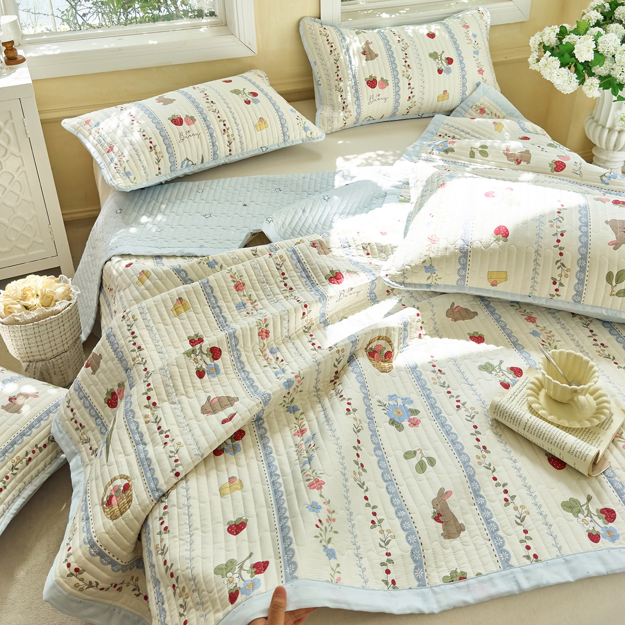 91家纺网 家纺一手货源 找家纺 暖萌 2025新款A类双棉100%全棉13372印花床盖系列 浆果小兔