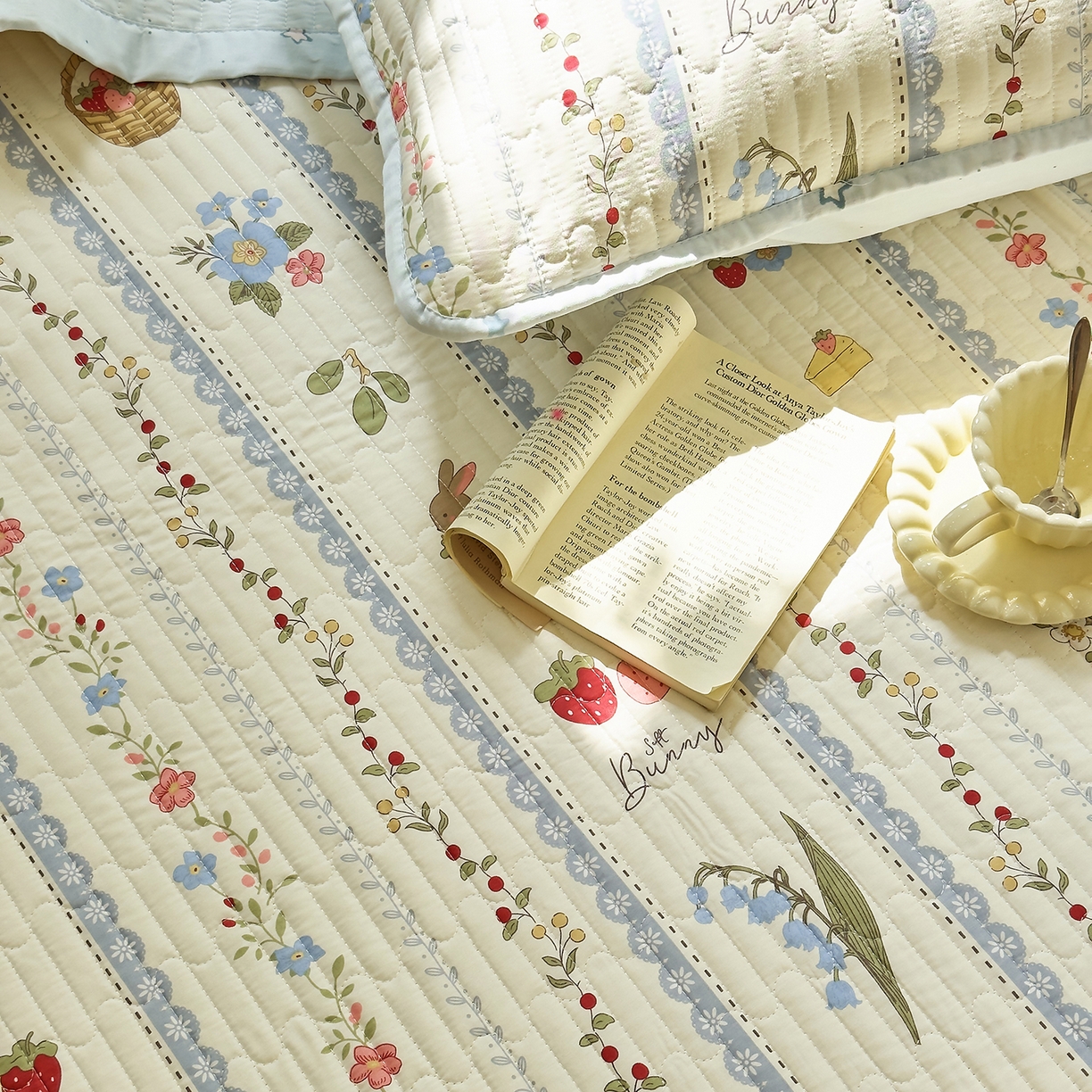 91家纺网 家纺一手货源 找家纺 暖萌 2025新款A类双棉100%全棉13372印花床盖系列 浆果小兔