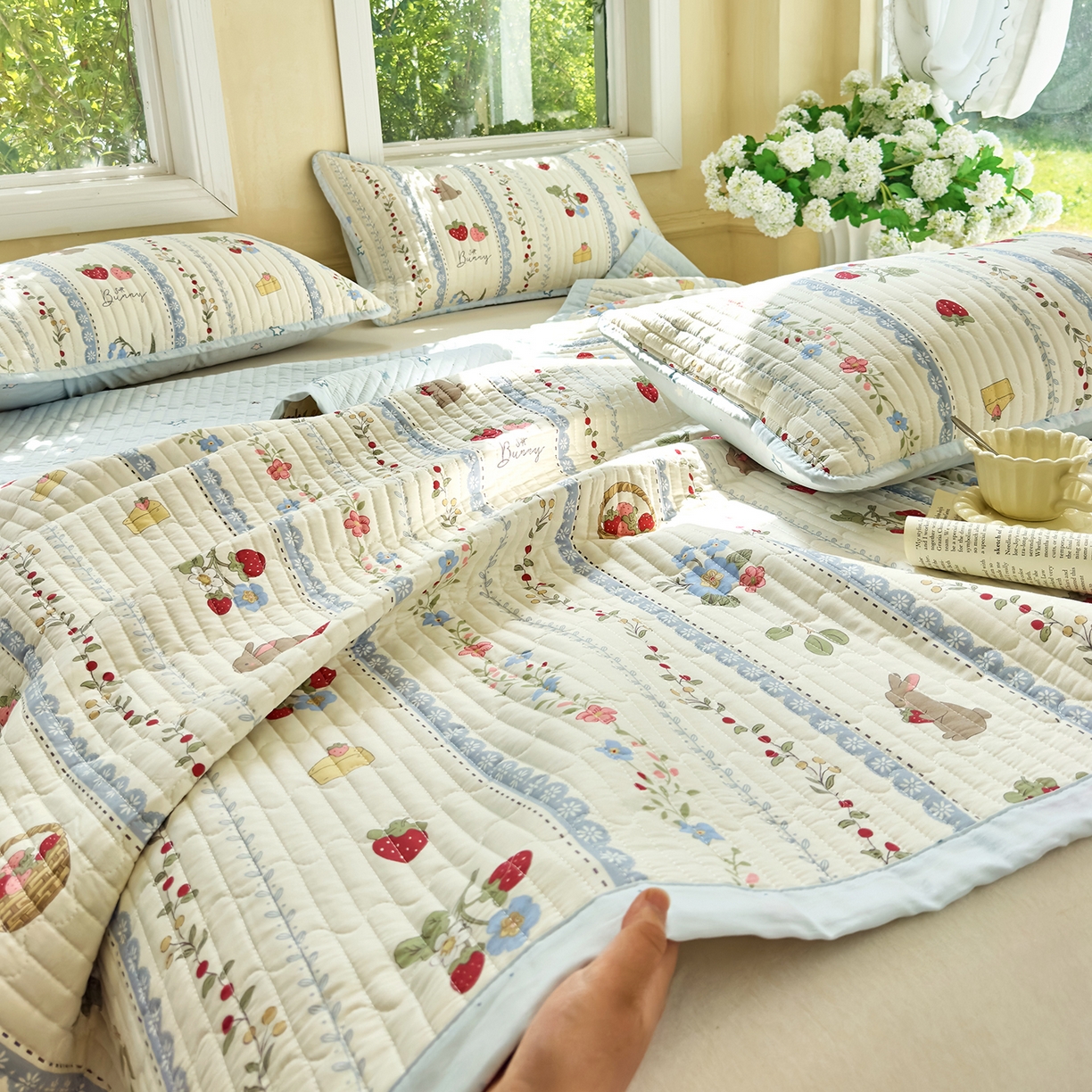 暖萌 2025新款A类双棉100%全棉13372印花床盖系列 浆果小兔