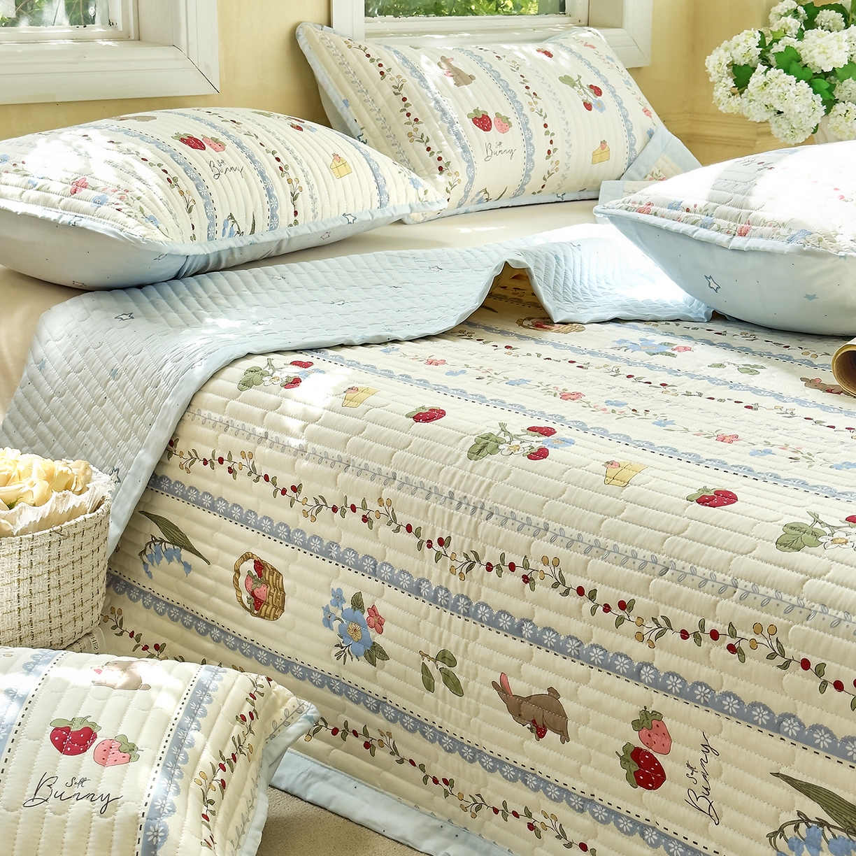 91家纺网 家纺一手货源 找家纺 暖萌 2025新款A类双棉100%全棉13372印花床盖系列 浆果小兔