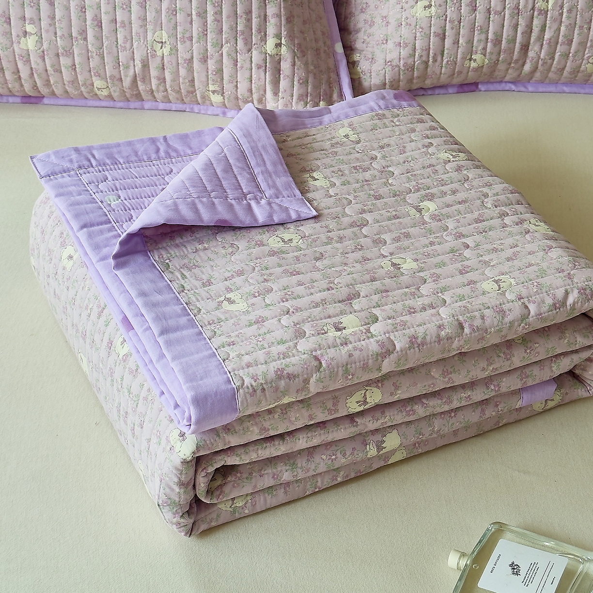 91家纺网 家纺一手货源 找家纺 暖萌 2025新款A类双棉100%全棉13372印花床盖系列 摩伊