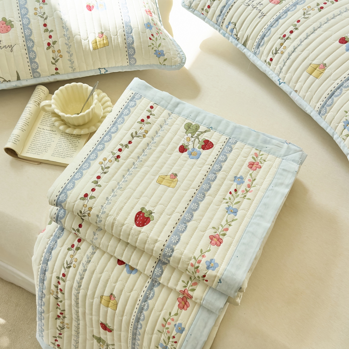 91家纺网 家纺一手货源 找家纺 暖萌 2025新款A类双棉100%全棉13372印花床盖系列 浆果小兔