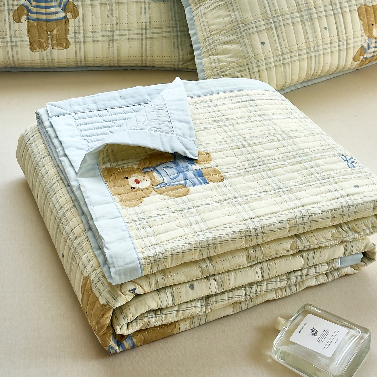 91家纺网 家纺一手货源 找家纺 暖萌 2025新款A类双棉100%全棉13372印花床盖系列 大版比利熊