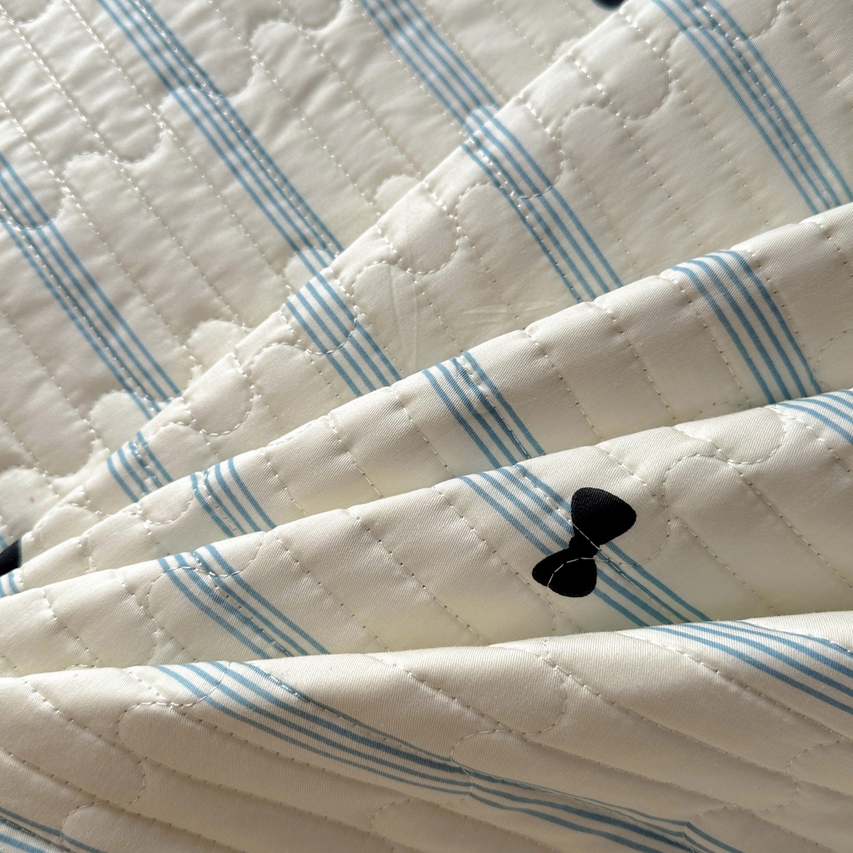 91家纺网 家纺一手货源 找家纺 暖萌 2025新款A类全棉棉花床盖印花系列三件套 黑白涂鸦