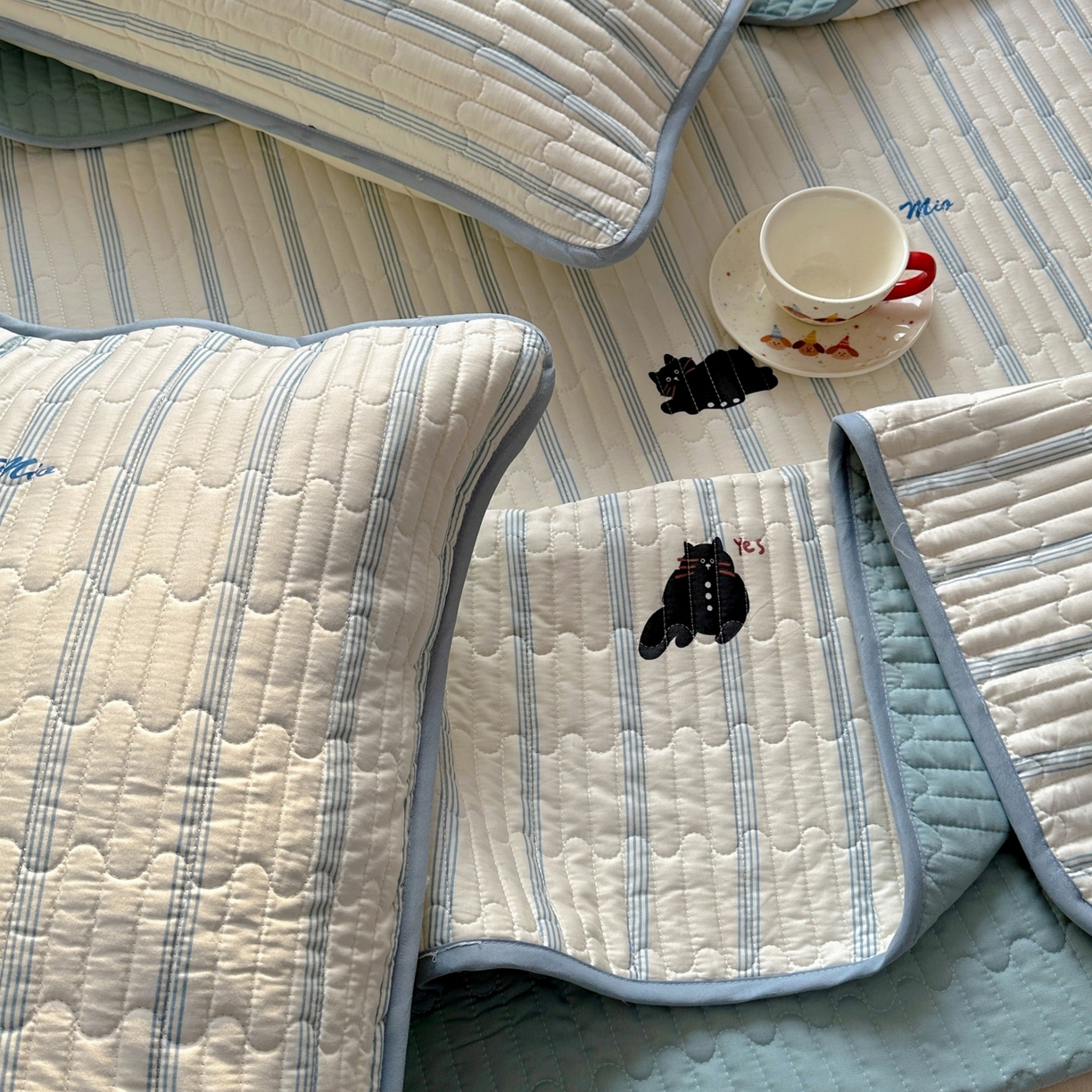 91家纺网 家纺一手货源 找家纺 暖萌 2025新款A类全棉棉花床盖印花系列三件套 黑白涂鸦