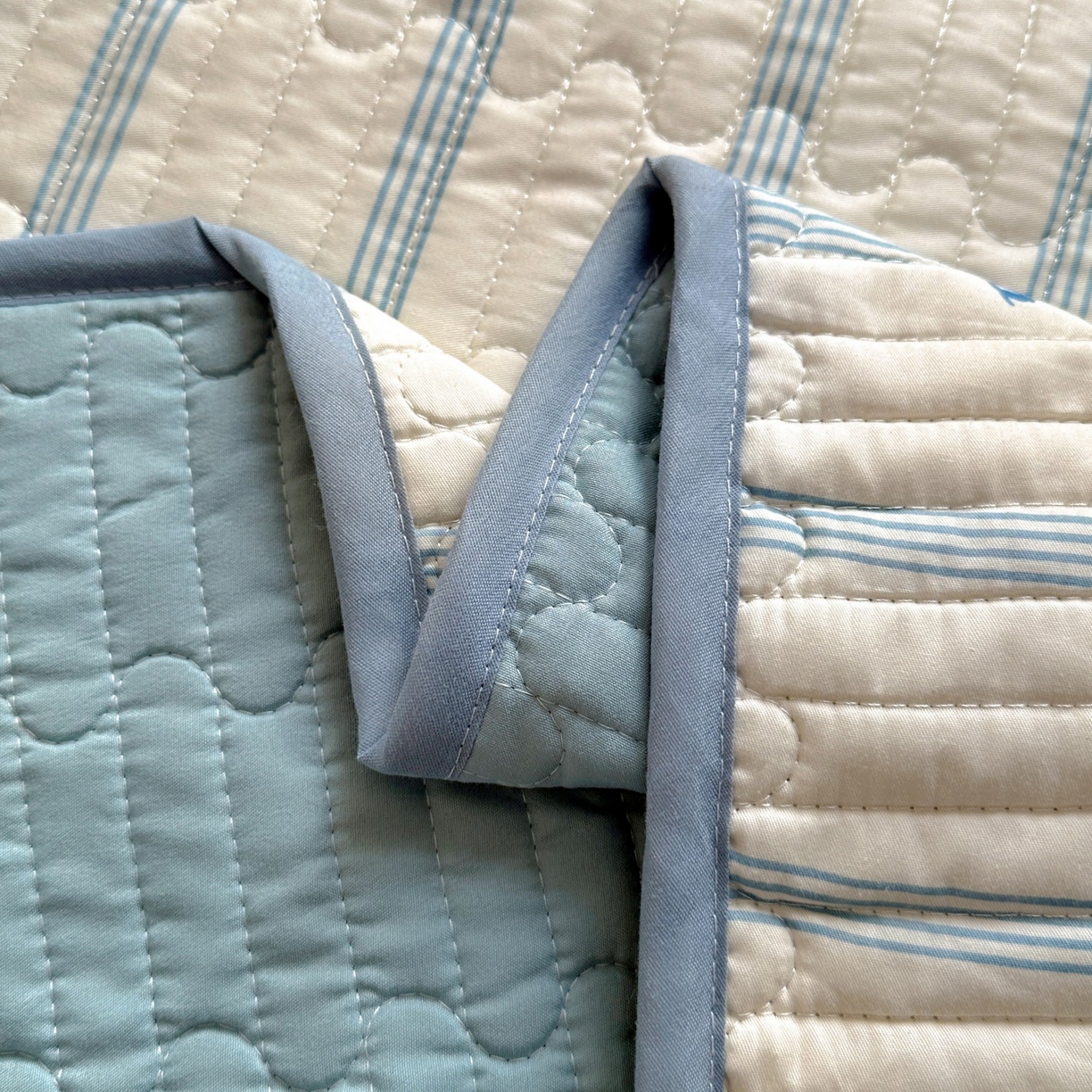 91家纺网 家纺一手货源 找家纺 暖萌 2025新款A类全棉棉花床盖印花系列三件套 黑白涂鸦