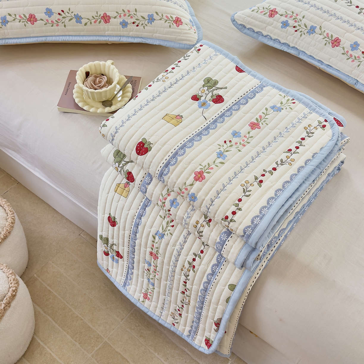 91家纺网 家纺一手货源 找家纺 暖萌 2025新款A类全棉棉花床盖印花系列三件套 浆果小兔