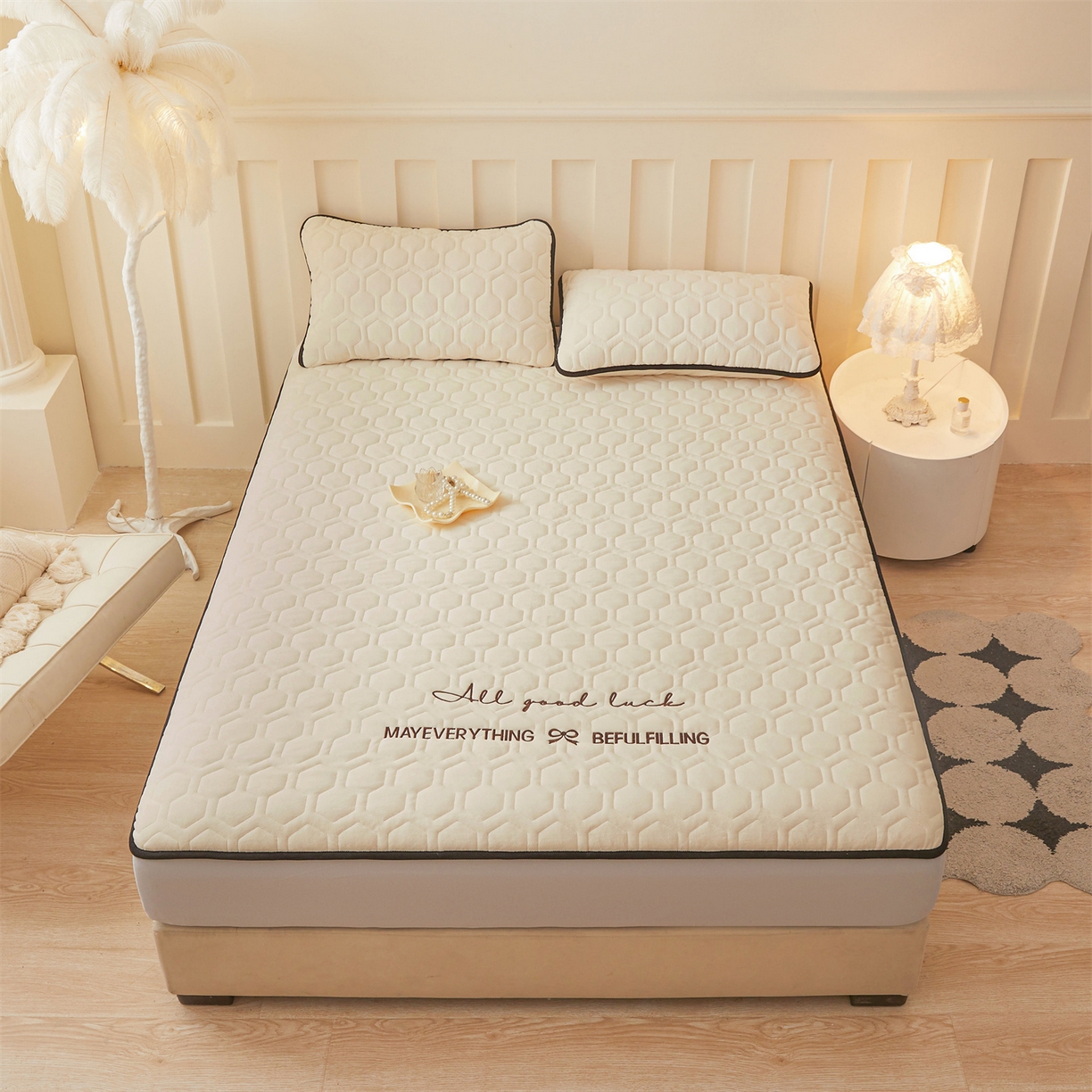 91家纺网 家纺一手货源 找家纺 （总）恒爱家纺 2025新款牛奶绒绗绣绣花床笠