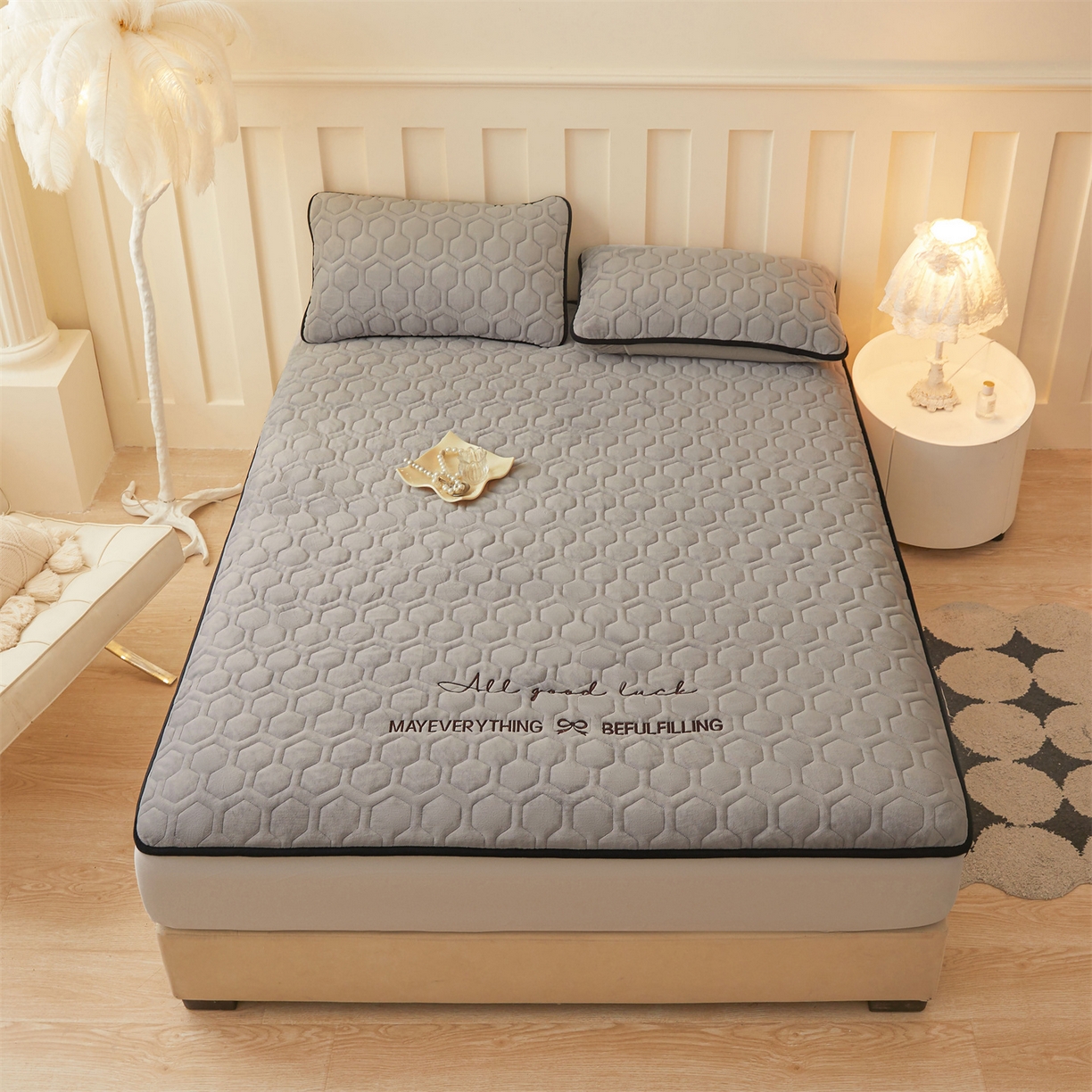 91家纺网 家纺一手货源 找家纺 （总）恒爱家纺 2025新款牛奶绒绗绣绣花床笠