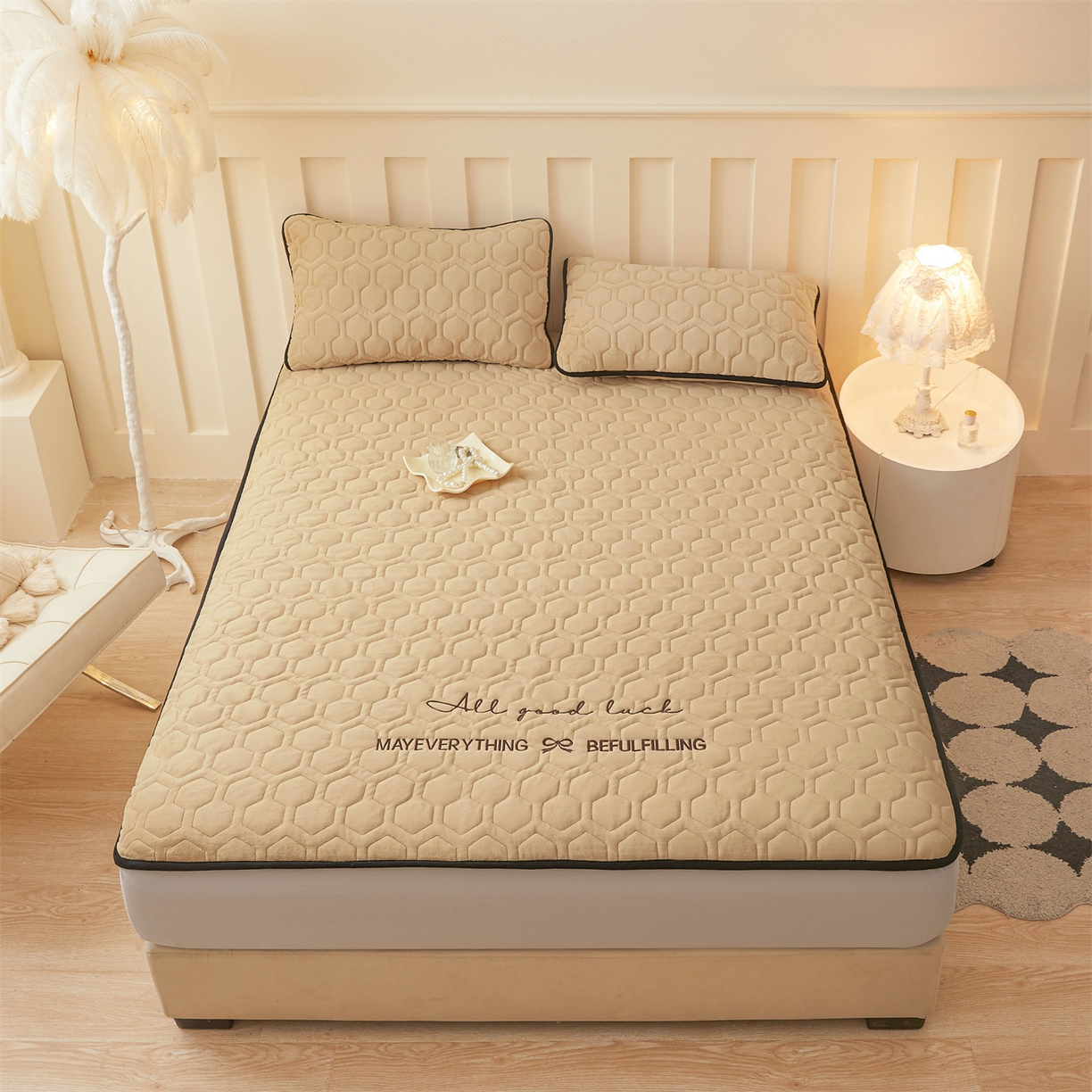 91家纺网 家纺一手货源 找家纺 （总）恒爱家纺 2025新款牛奶绒绗绣绣花床笠