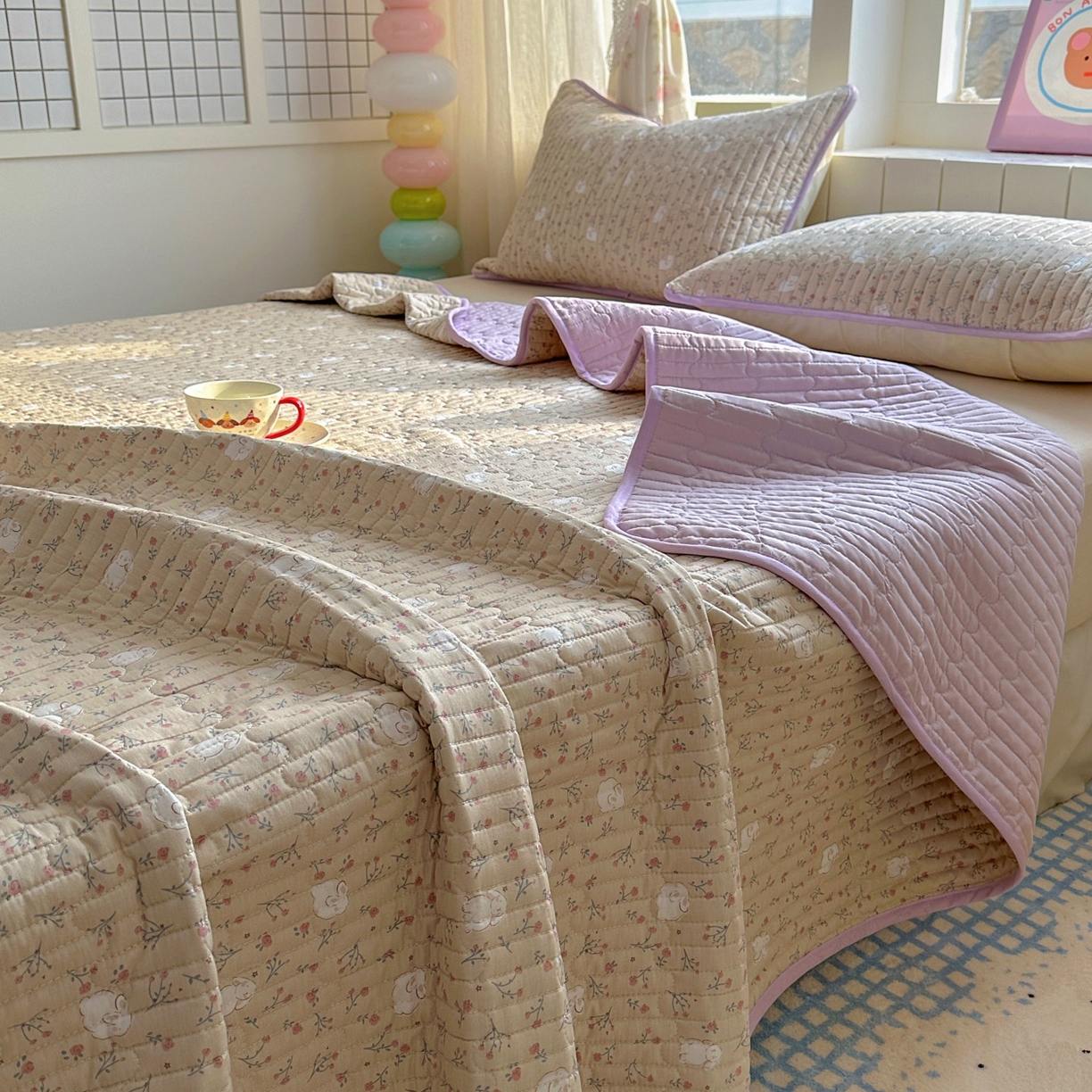 91家纺网 家纺一手货源 找家纺 暖萌 2025新款A类全棉棉花床盖印花系列三件套 采薇兔