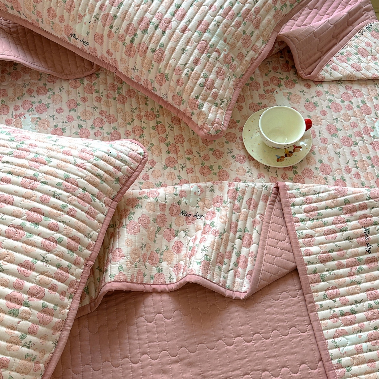 91家纺网 家纺一手货源 找家纺 暖萌 2025新款A类全棉棉花床盖印花系列三件套 遇见浪漫