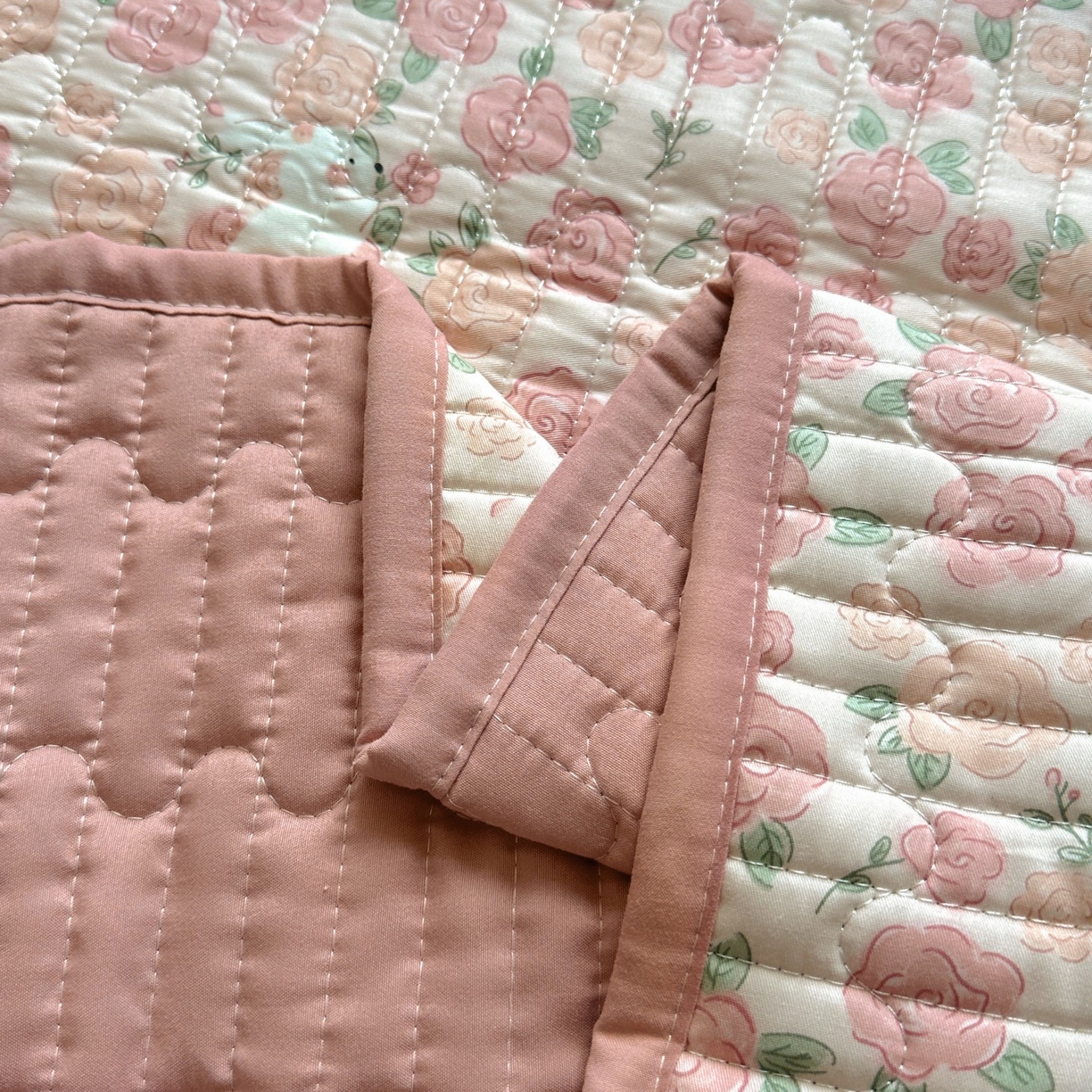 91家纺网 家纺一手货源 找家纺 暖萌 2025新款A类全棉棉花床盖印花系列三件套 遇见浪漫