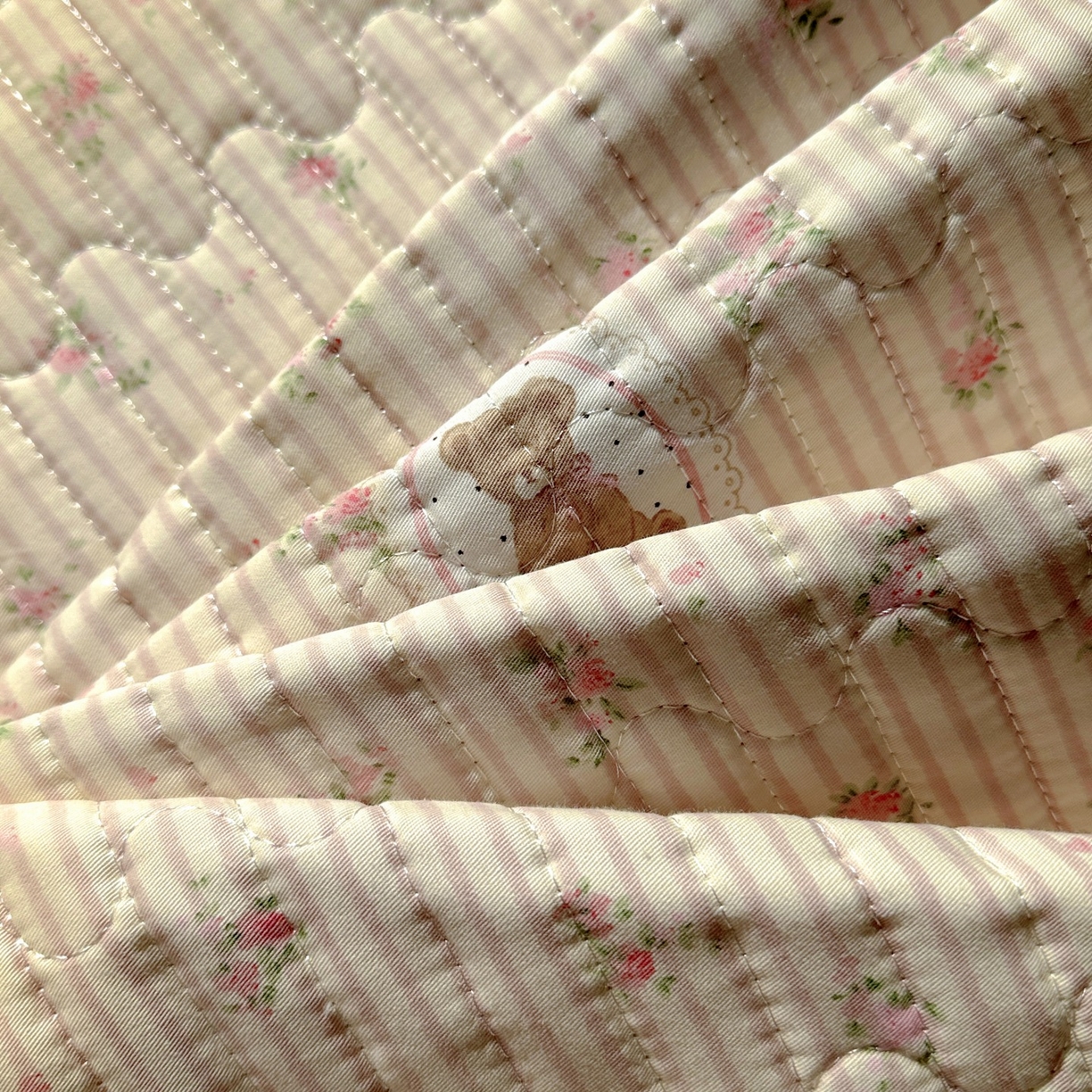 91家纺网 家纺一手货源 找家纺 暖萌 2025新款A类全棉棉花床盖印花系列三件套 碎花小熊