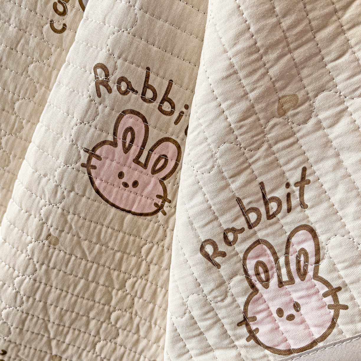 91家纺网 家纺一手货源 找家纺 暖萌 2025新款A类全棉棉花床盖印花系列三件套 宠物时间-米