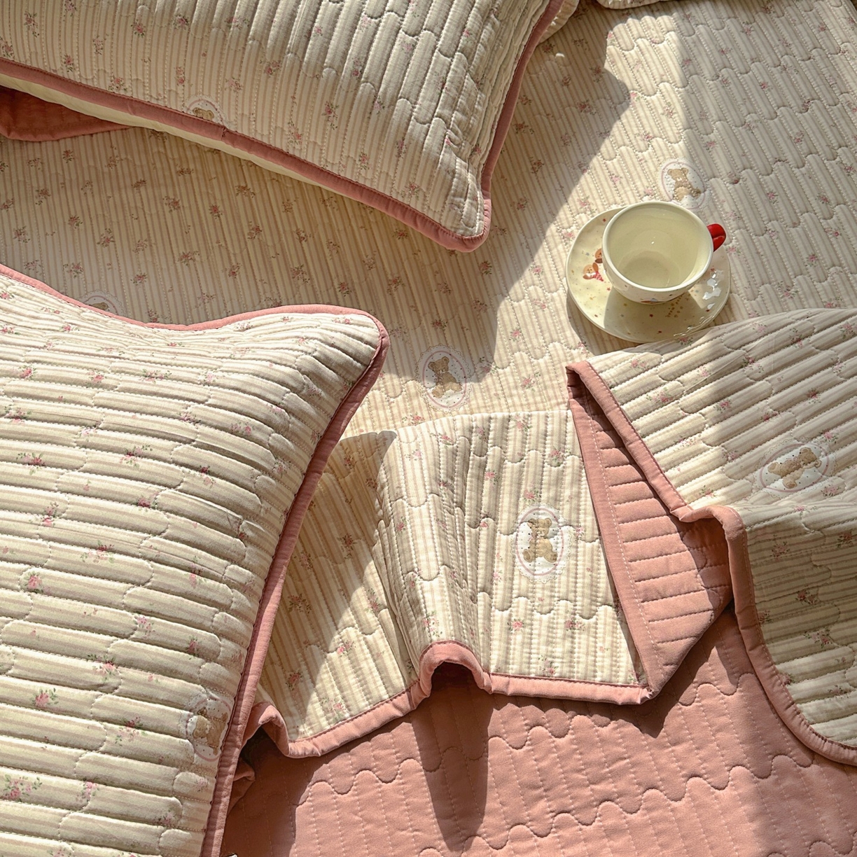 91家纺网 家纺一手货源 找家纺 暖萌 2025新款A类全棉棉花床盖印花系列三件套 碎花小熊