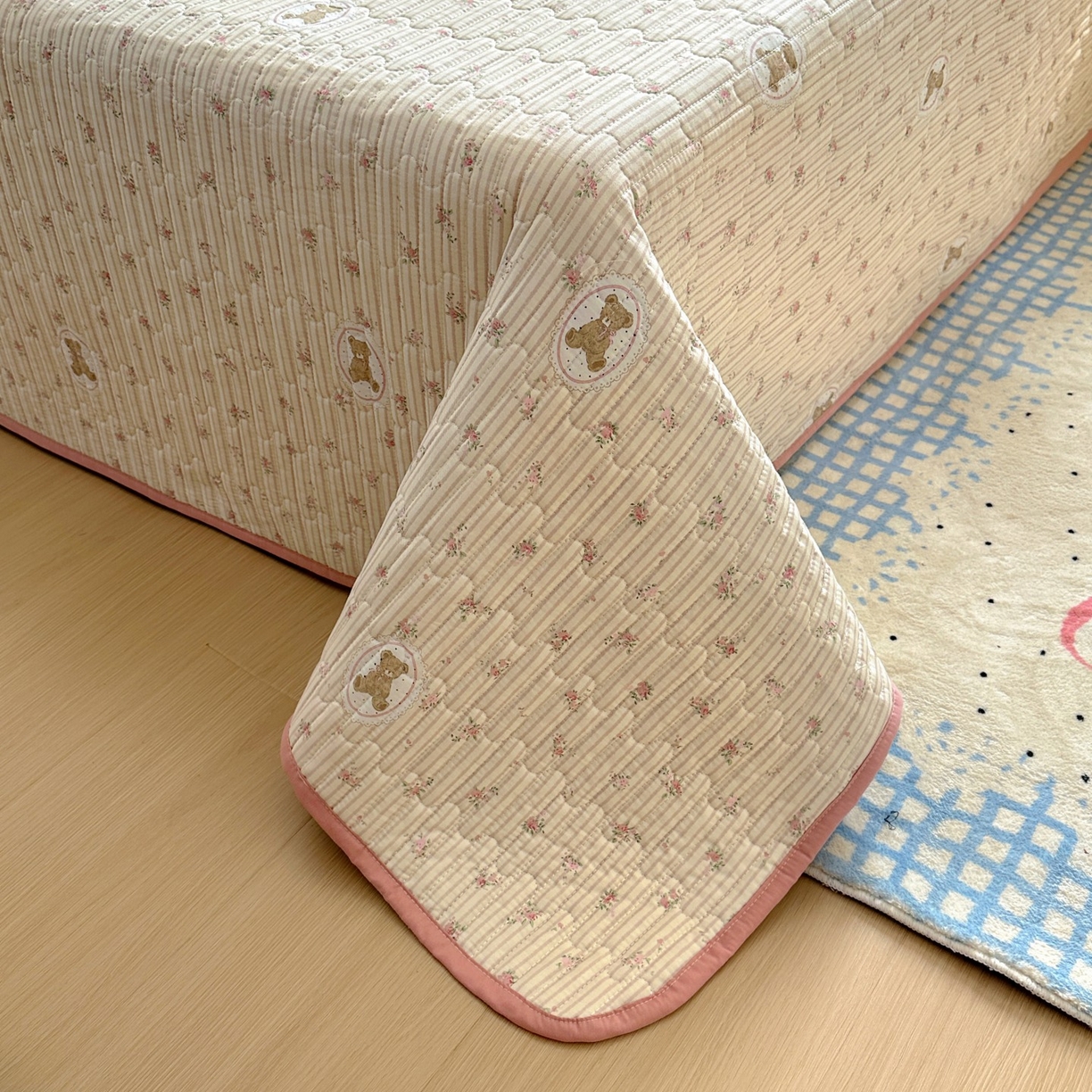 91家纺网 家纺一手货源 找家纺 暖萌 2025新款A类全棉棉花床盖印花系列三件套 碎花小熊