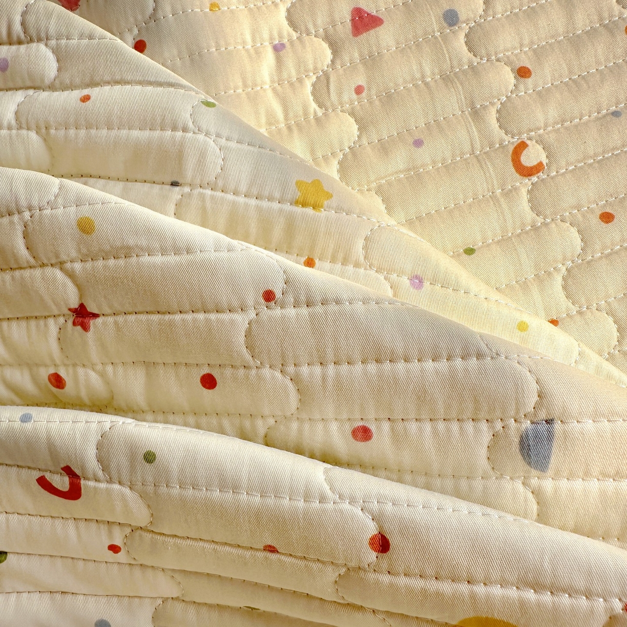 91家纺网 家纺一手货源 找家纺 暖萌 2025新款A类全棉棉花床盖印花系列三件套 快乐魔法