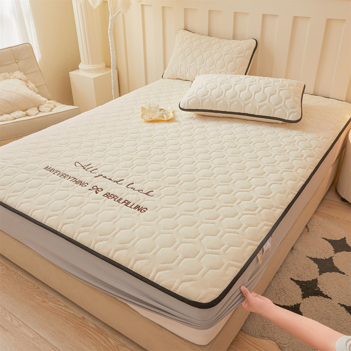 91家纺网 家纺一手货源 找家纺 （总）恒爱家纺 2025新款牛奶绒绗绣绣花床笠