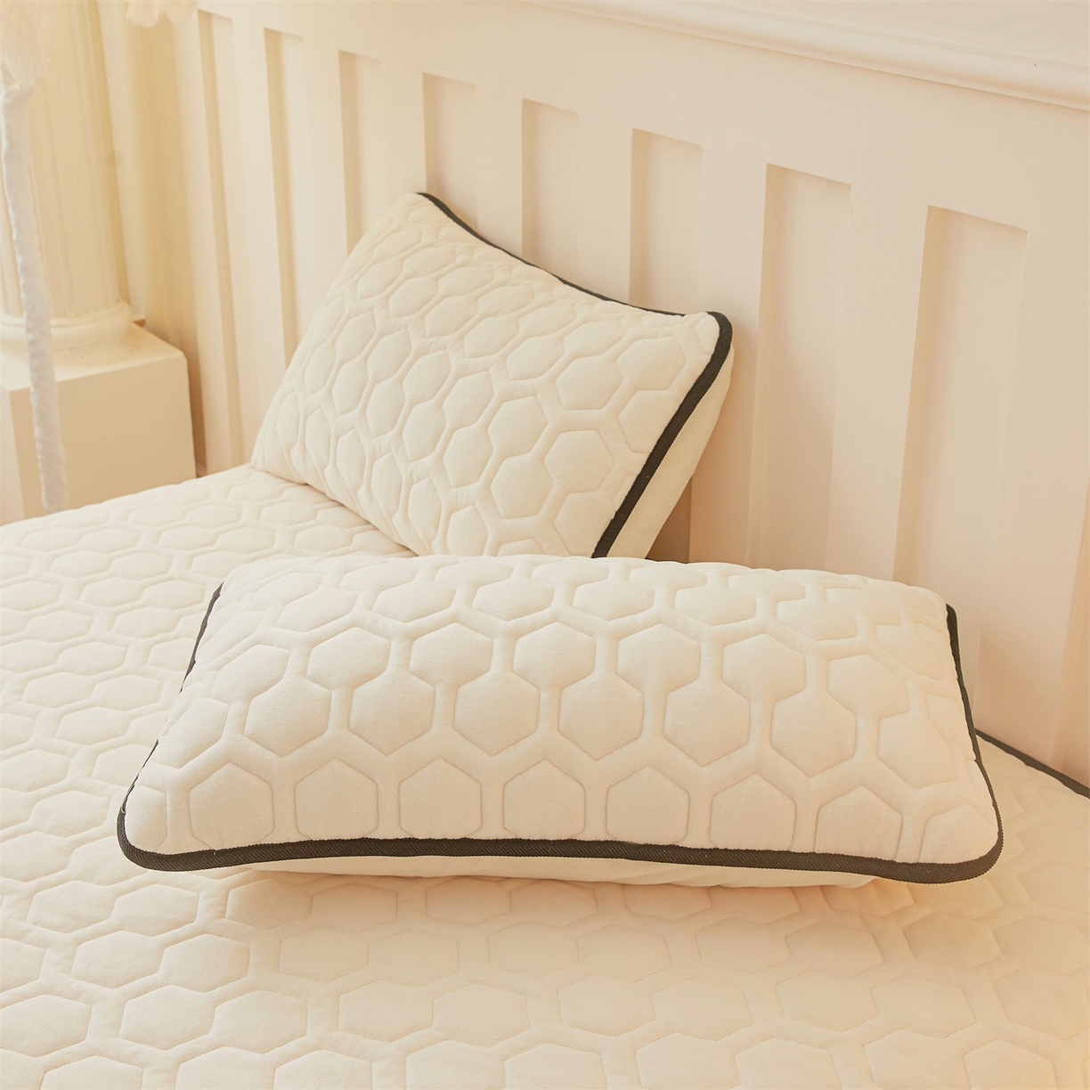 91家纺网 家纺一手货源 找家纺 （总）恒爱家纺 2025新款牛奶绒绗绣绣花床笠