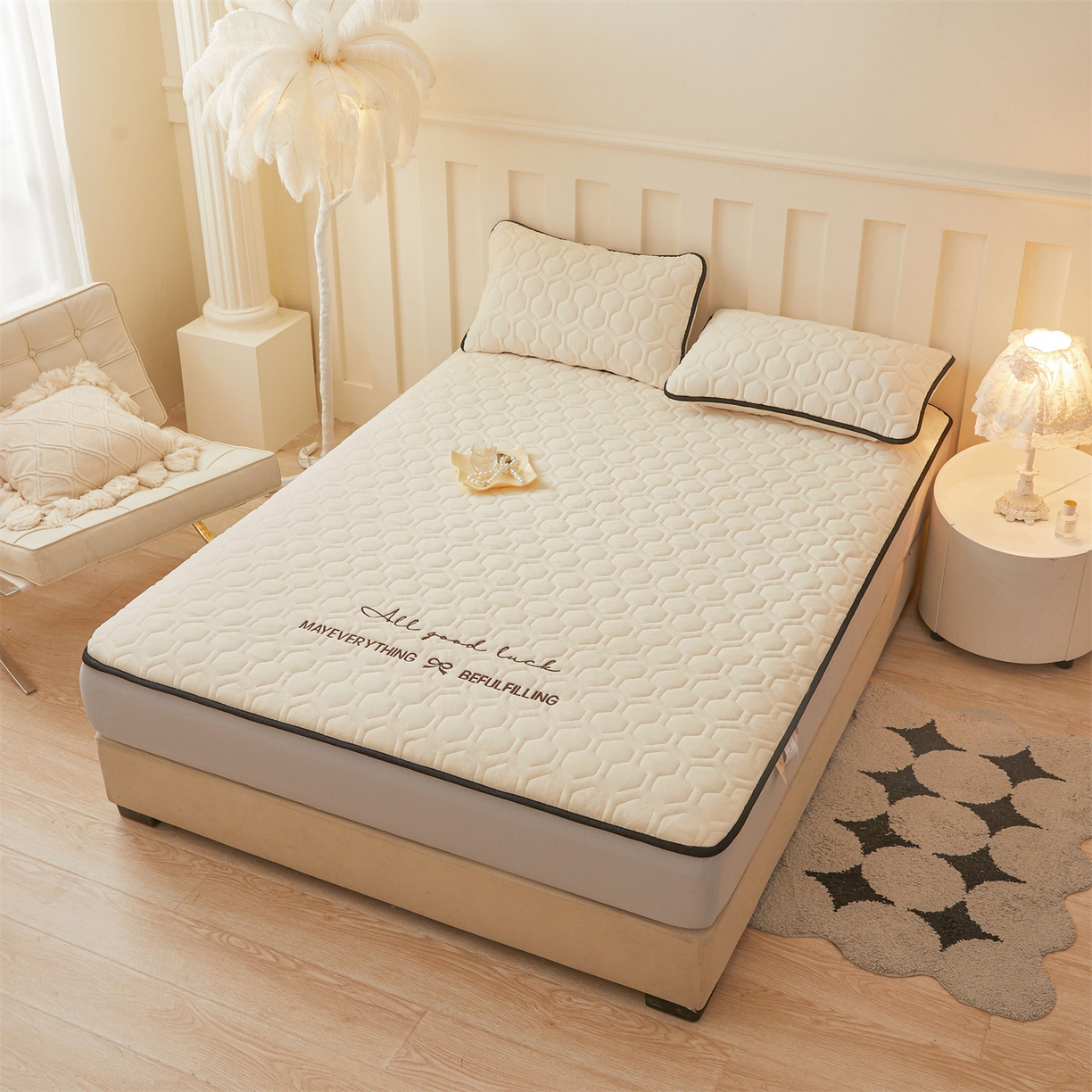 91家纺网 家纺一手货源 找家纺 （总）恒爱家纺 2025新款牛奶绒绗绣绣花床笠