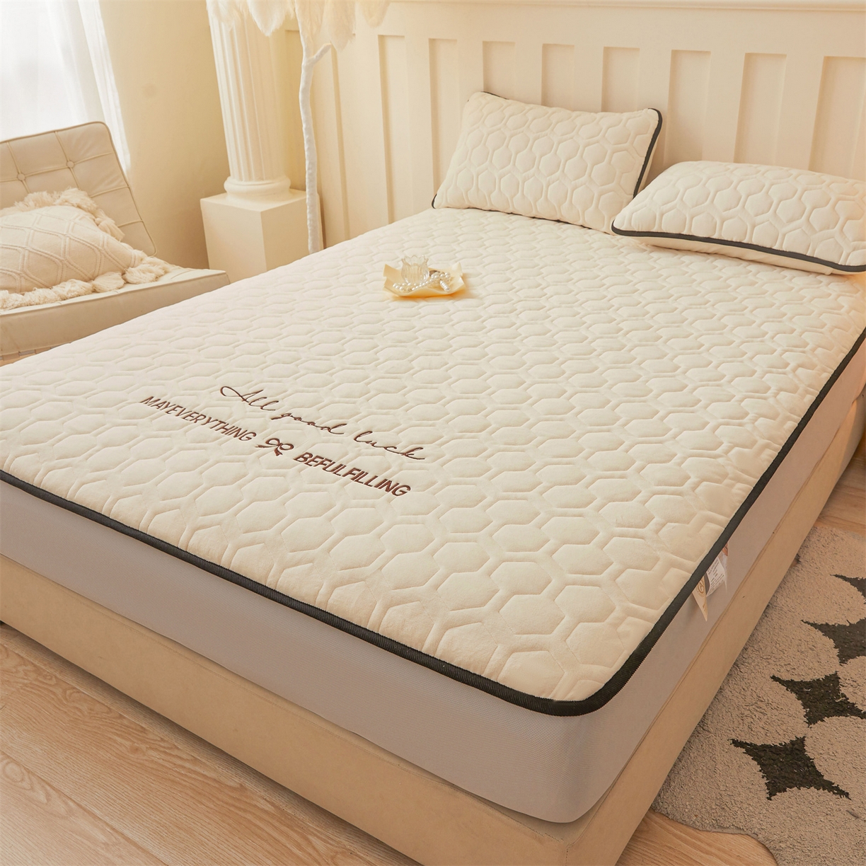 91家纺网 家纺一手货源 找家纺 （总）恒爱家纺 2025新款牛奶绒绗绣绣花床笠