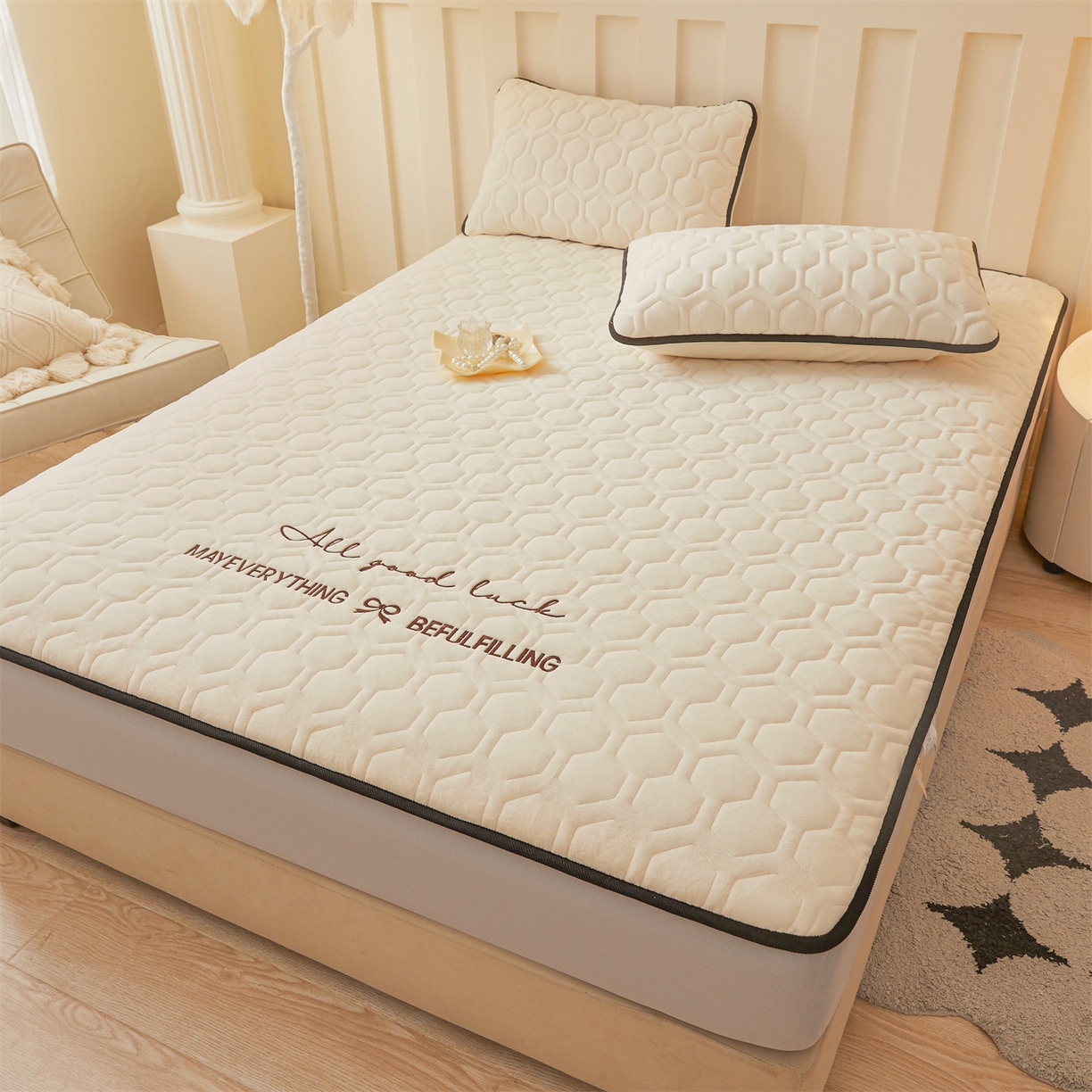 91家纺网 家纺一手货源 找家纺 （总）恒爱家纺 2025新款牛奶绒绗绣绣花床笠