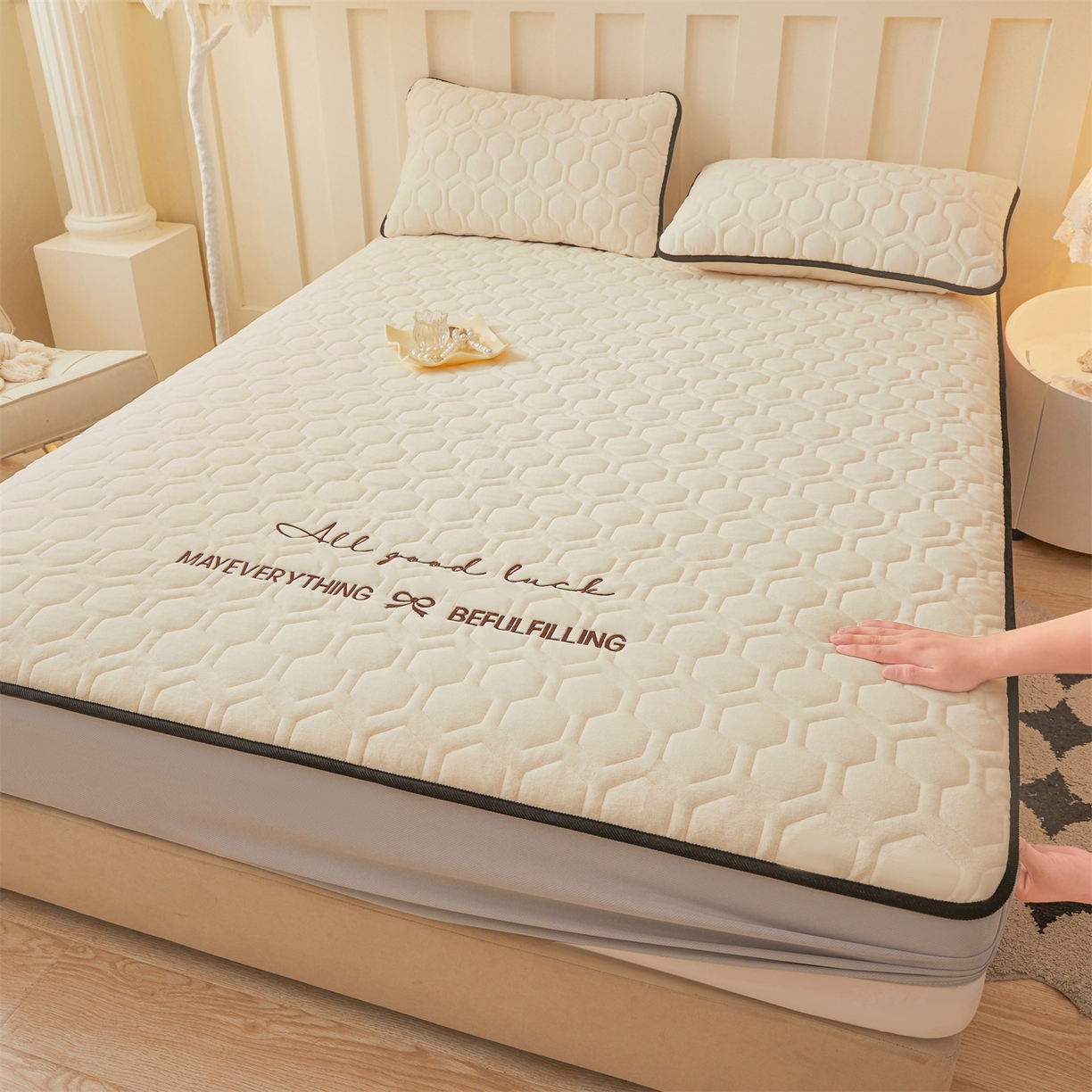 91家纺网 家纺一手货源 找家纺 （总）恒爱家纺 2025新款牛奶绒绗绣绣花床笠