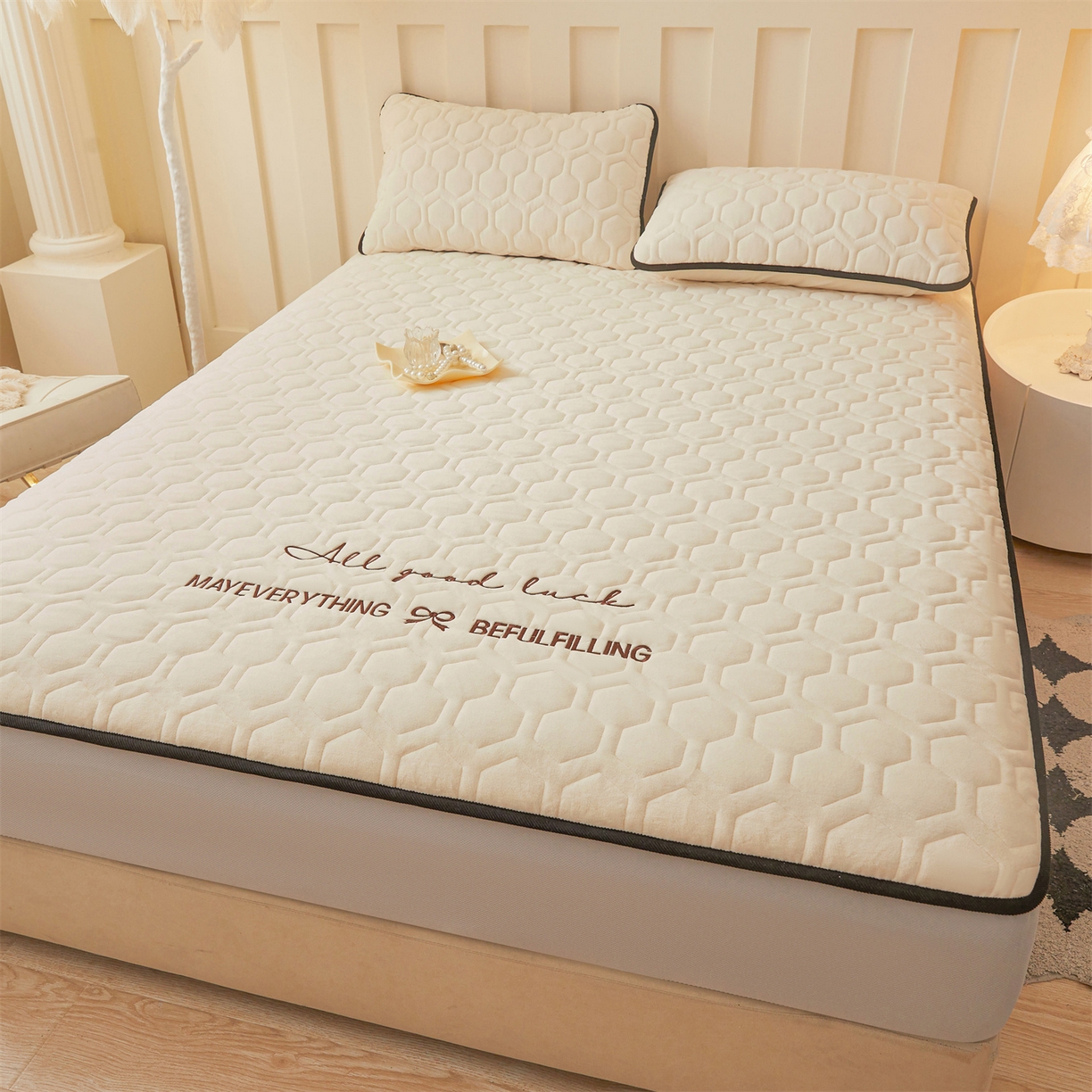 91家纺网 家纺一手货源 找家纺 （总）恒爱家纺 2025新款牛奶绒绗绣绣花床笠