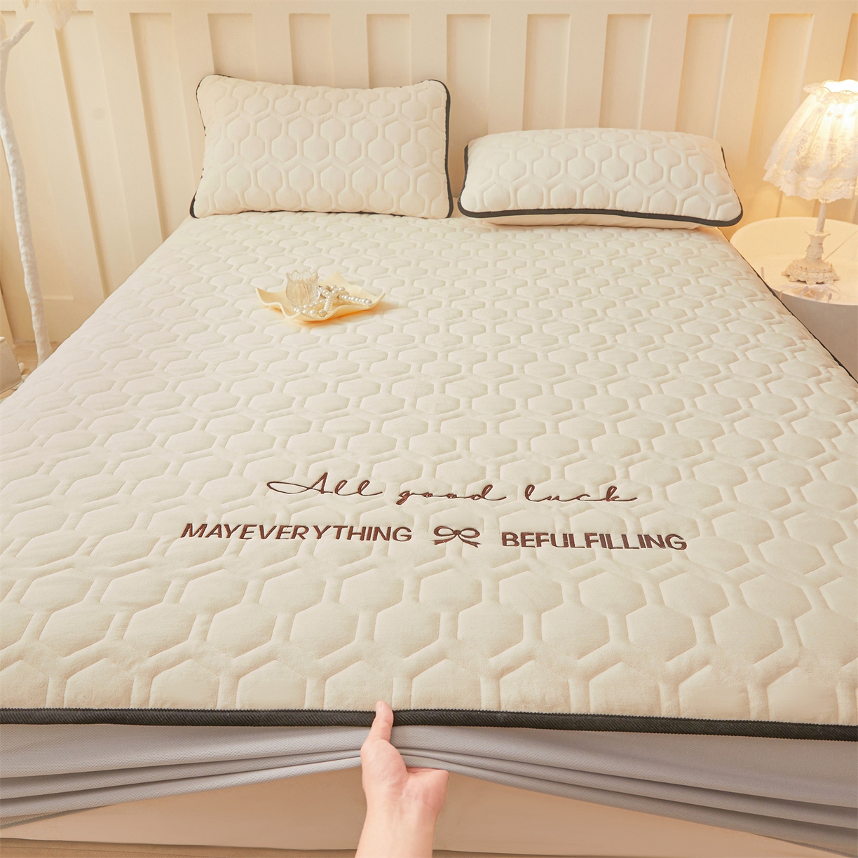 91家纺网 家纺一手货源 找家纺 （总）恒爱家纺 2025新款牛奶绒绗绣绣花床笠