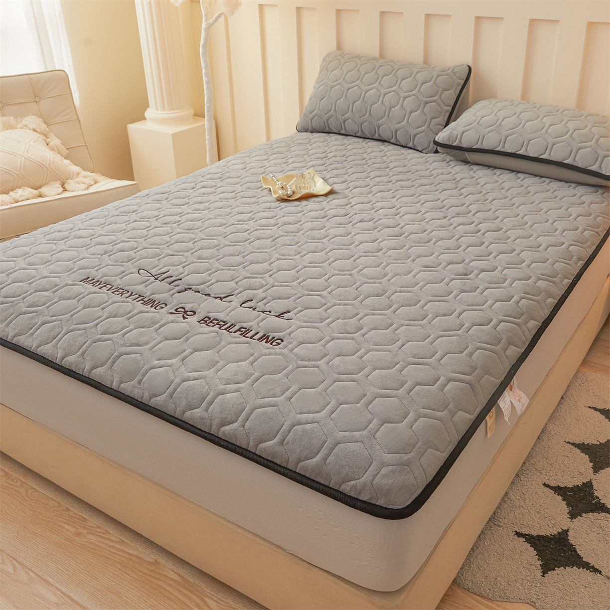 91家纺网 家纺一手货源 找家纺 恒爱家纺 2025新款牛奶绒绗绣绣花床笠 浅灰