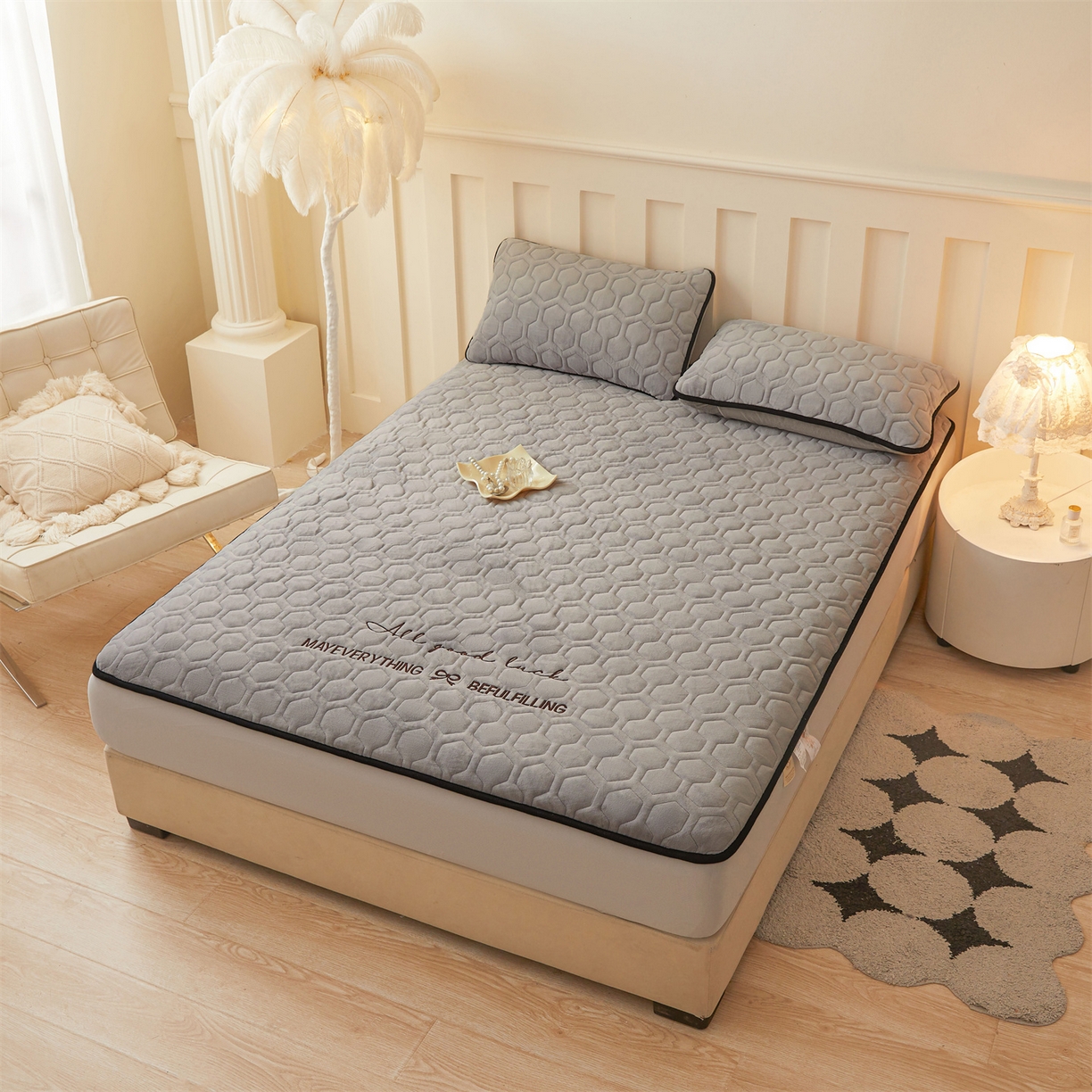 91家纺网 家纺一手货源 找家纺 恒爱家纺 2025新款牛奶绒绗绣绣花床笠 浅灰