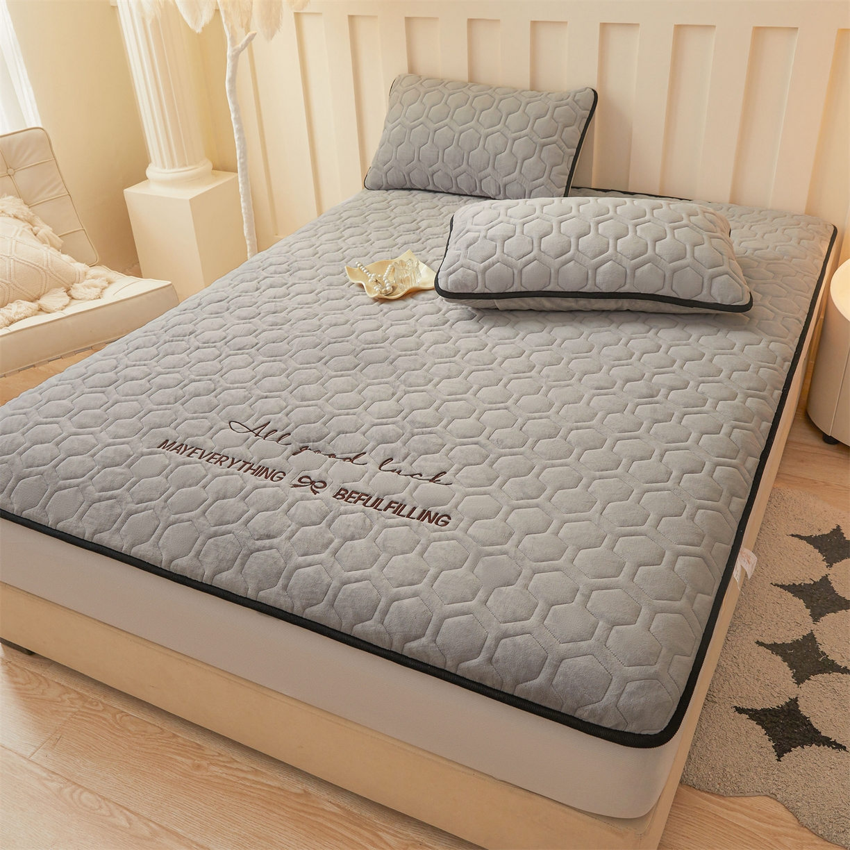 91家纺网 家纺一手货源 找家纺 恒爱家纺 2025新款牛奶绒绗绣绣花床笠 浅灰