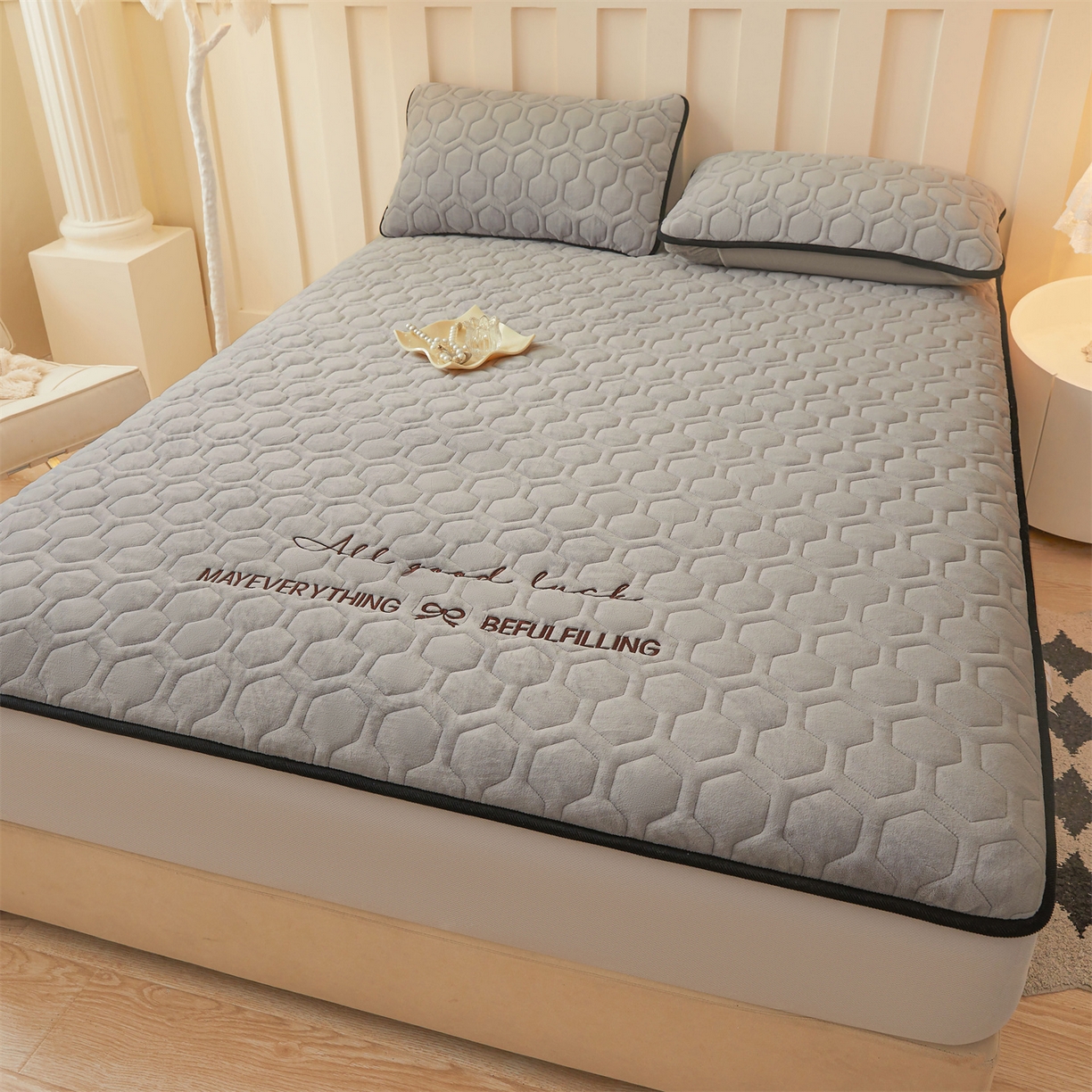 91家纺网 家纺一手货源 找家纺 恒爱家纺 2025新款牛奶绒绗绣绣花床笠 浅灰