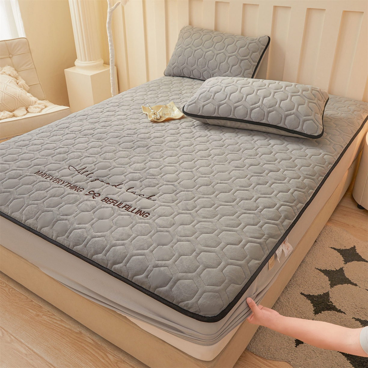 91家纺网 家纺一手货源 找家纺 恒爱家纺 2025新款牛奶绒绗绣绣花床笠 浅灰