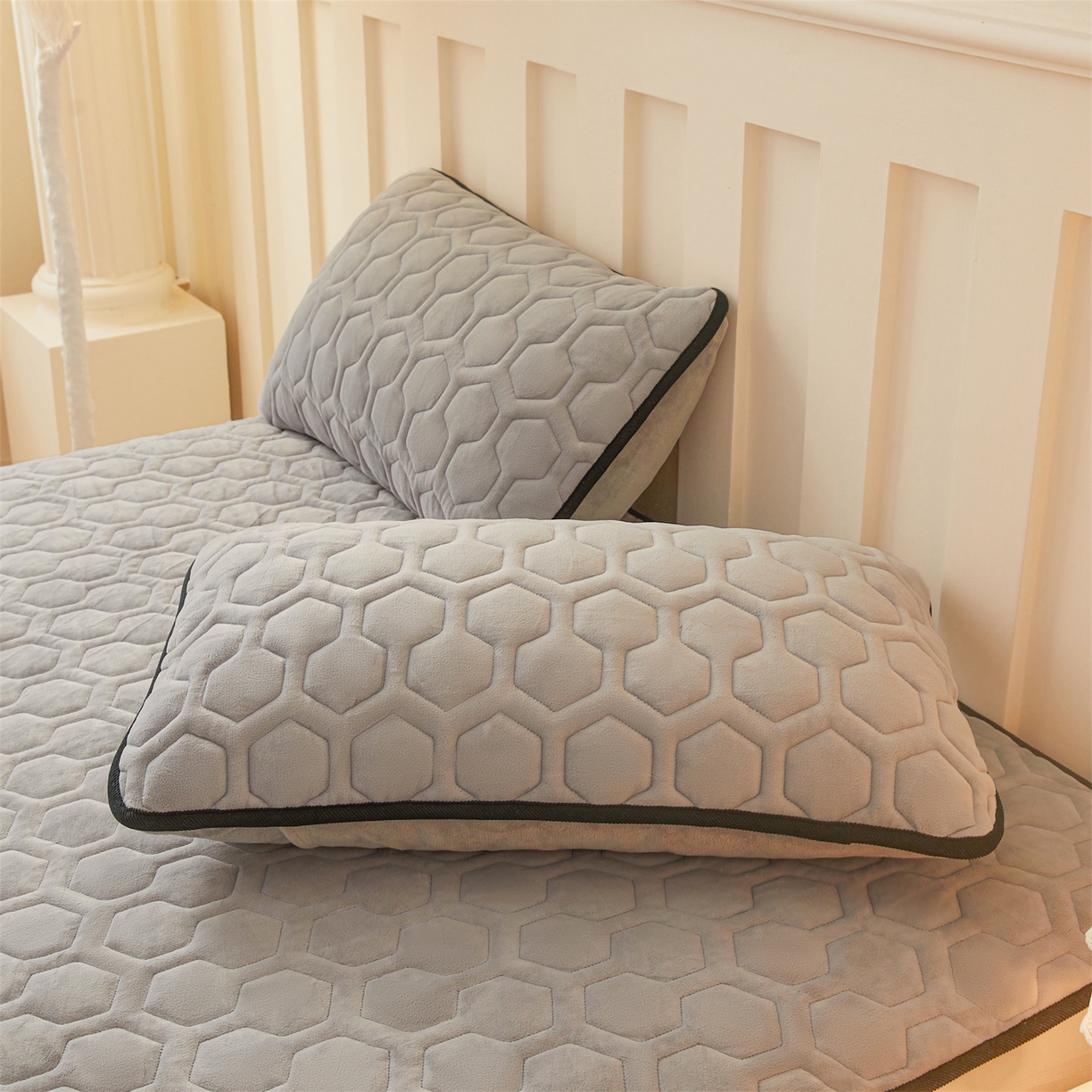 91家纺网 家纺一手货源 找家纺 恒爱家纺 2025新款牛奶绒绗绣绣花床笠 浅灰