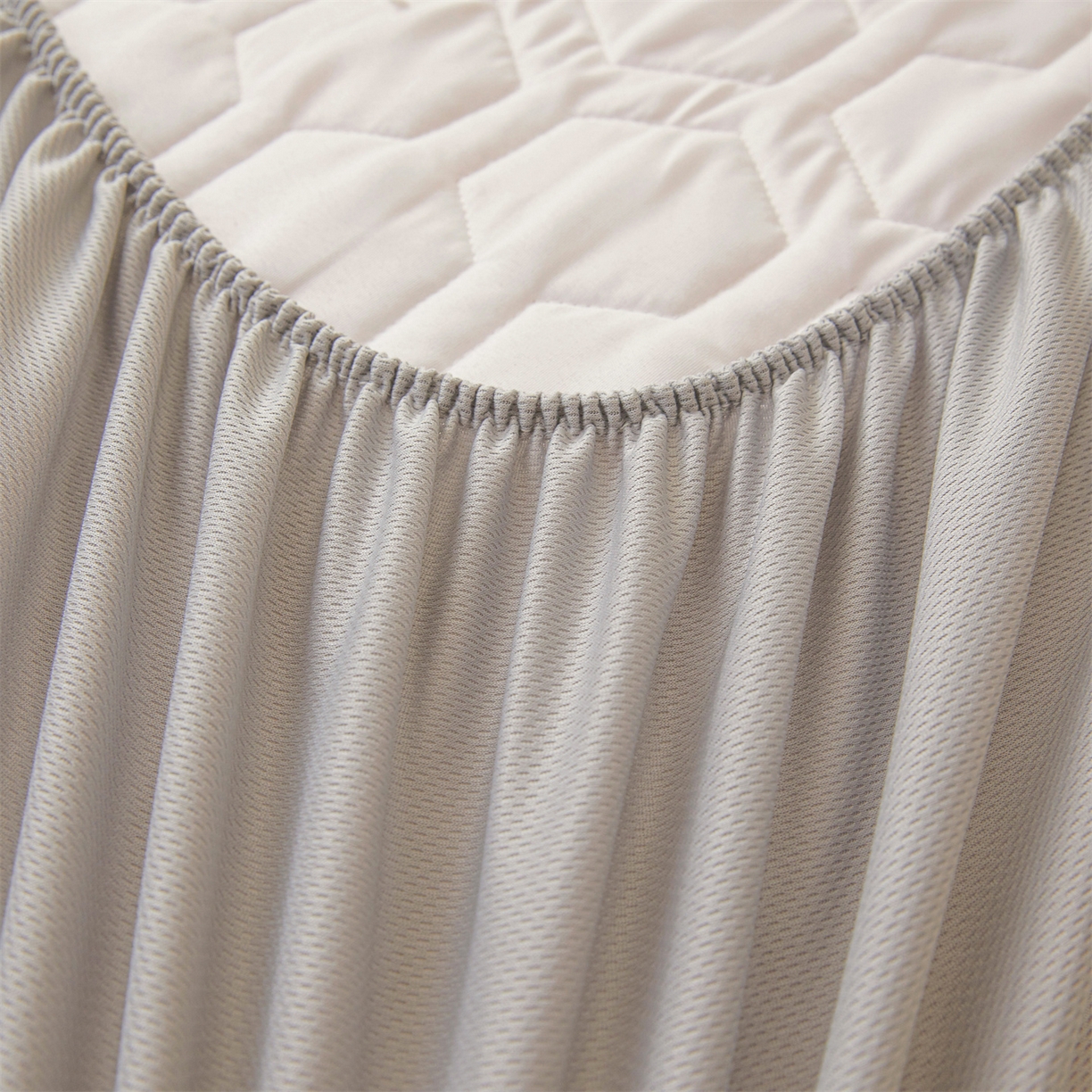 91家纺网 家纺一手货源 找家纺 恒爱家纺 2025新款牛奶绒绗绣绣花床笠 浅灰