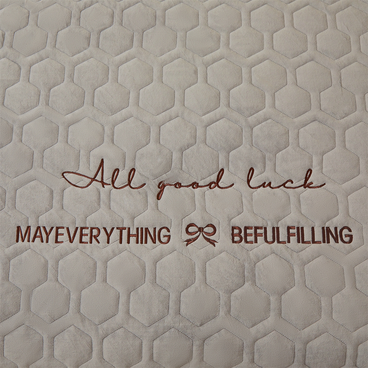 91家纺网 家纺一手货源 找家纺 恒爱家纺 2025新款牛奶绒绗绣绣花床笠 浅灰