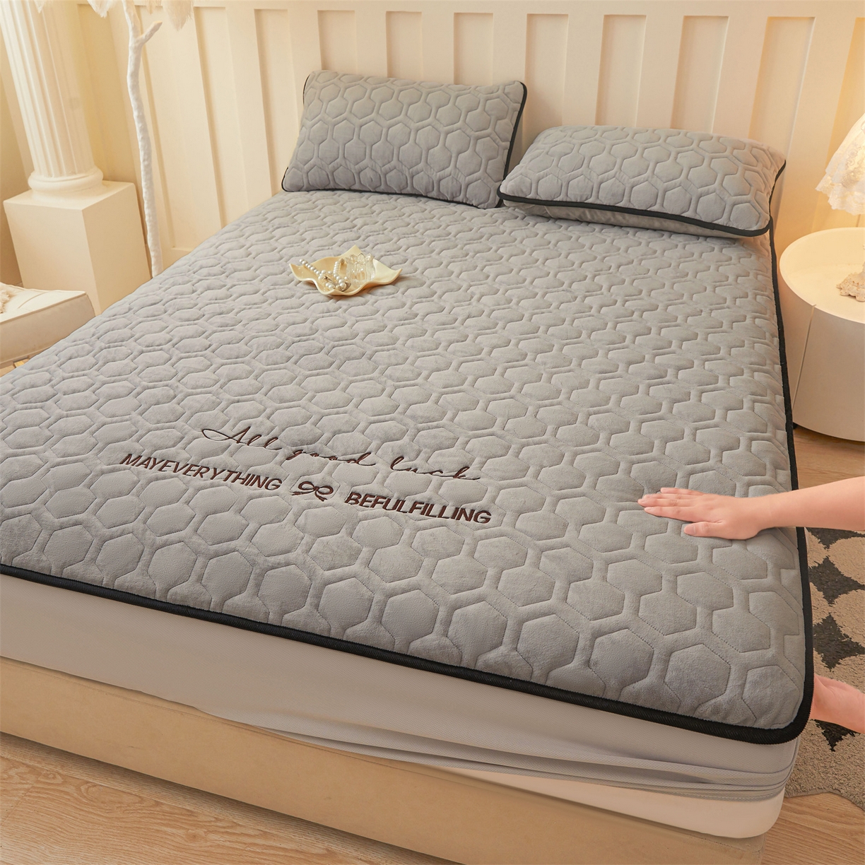 91家纺网 家纺一手货源 找家纺 恒爱家纺 2025新款牛奶绒绗绣绣花床笠 浅灰