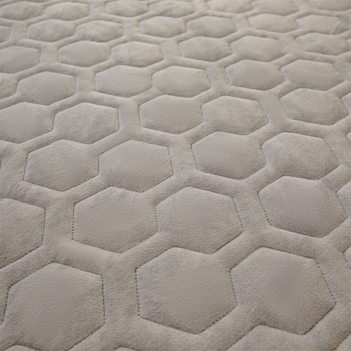 91家纺网 家纺一手货源 找家纺 恒爱家纺 2025新款牛奶绒绗绣绣花床笠 浅灰