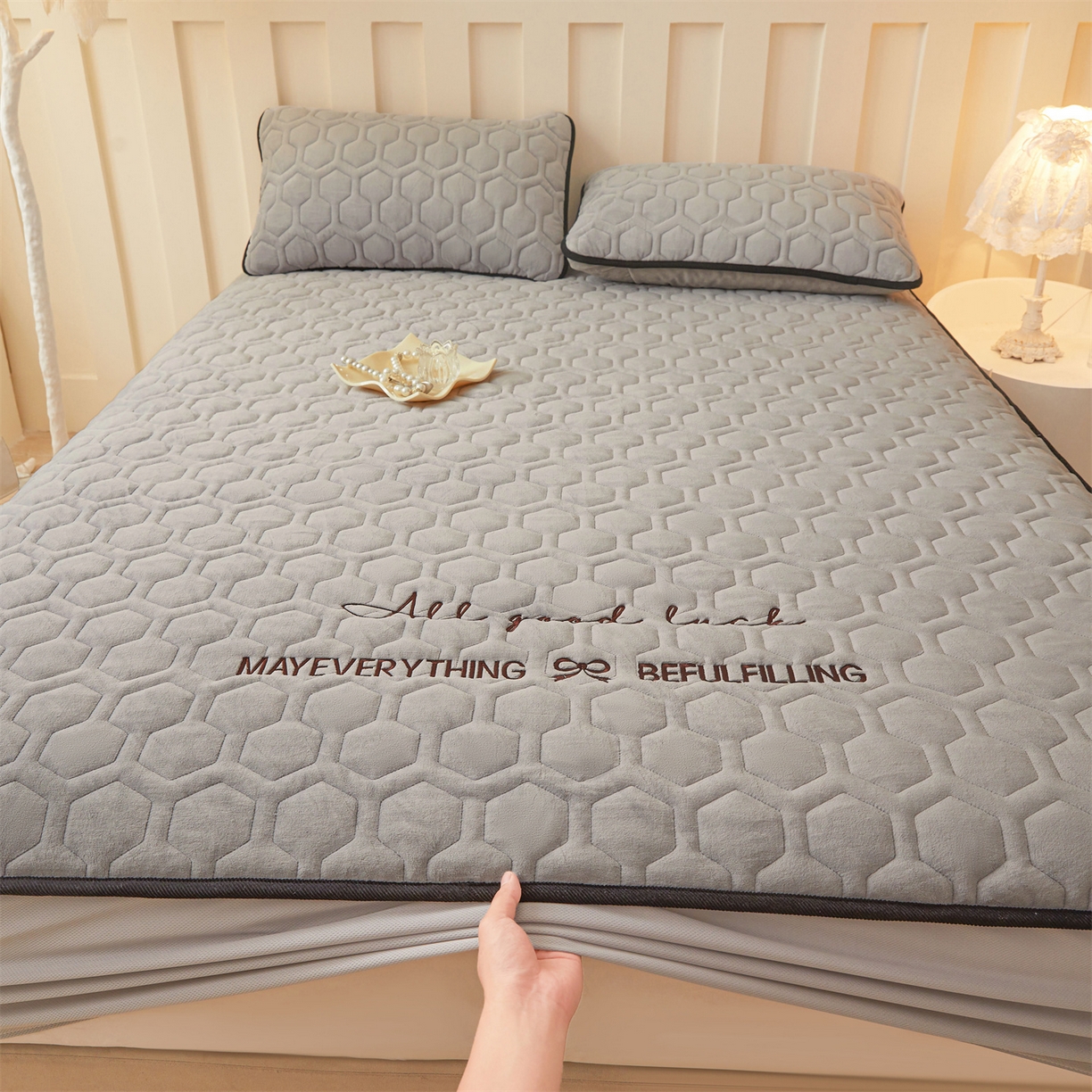 91家纺网 家纺一手货源 找家纺 恒爱家纺 2025新款牛奶绒绗绣绣花床笠 浅灰