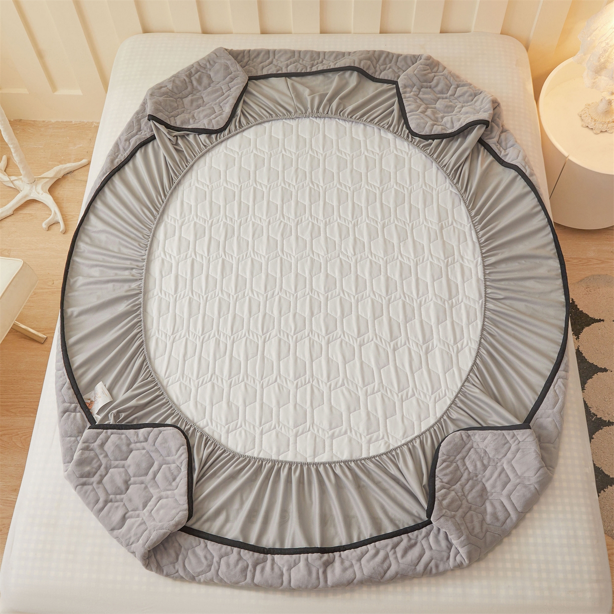 91家纺网 家纺一手货源 找家纺 恒爱家纺 2025新款牛奶绒绗绣绣花床笠 浅灰