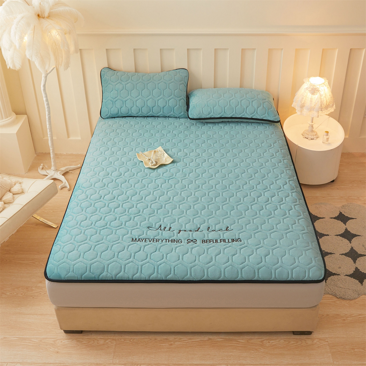 恒爱家纺 2025新款牛奶绒绗绣绣花床笠 浅蓝