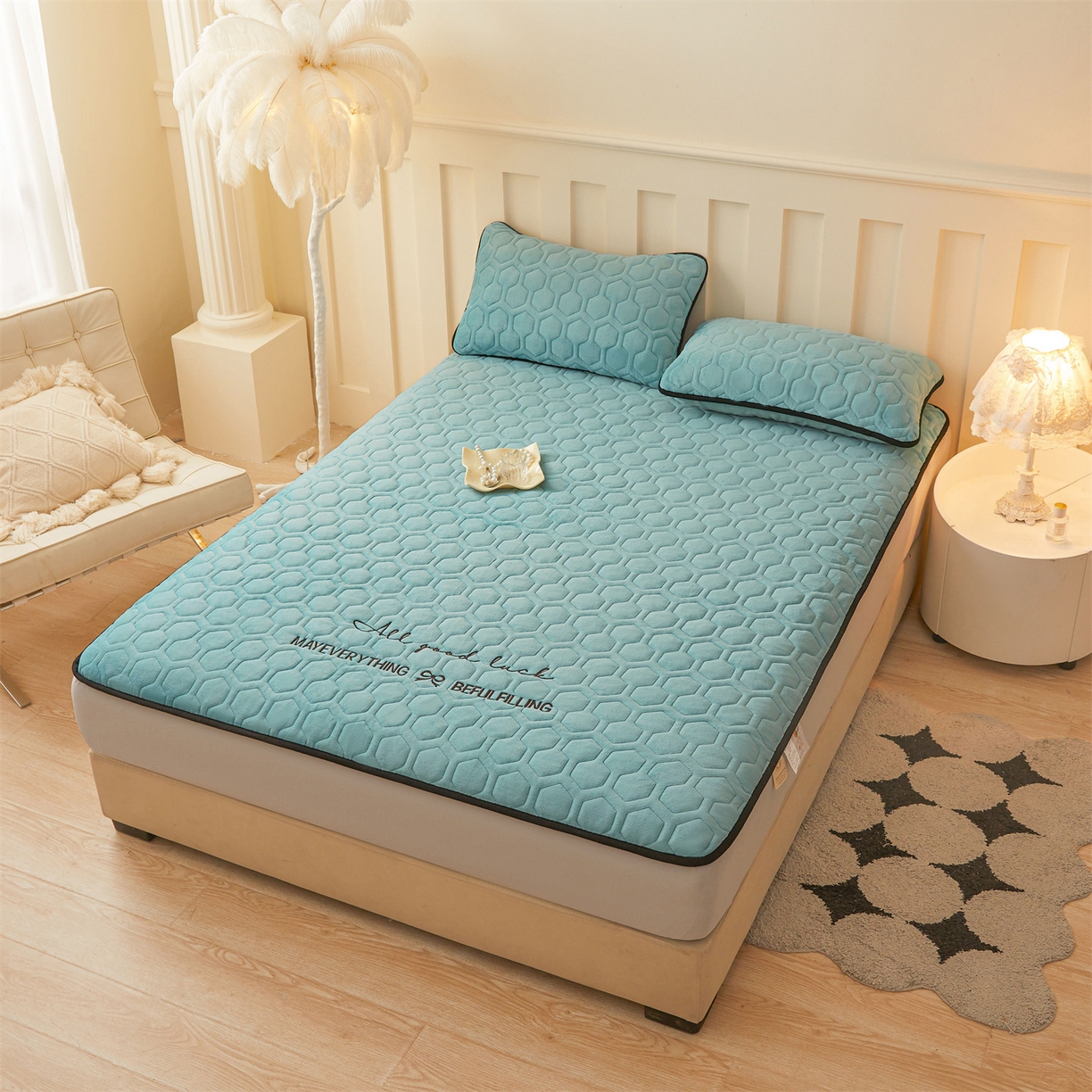 91家纺网 家纺一手货源 找家纺 恒爱家纺 2025新款牛奶绒绗绣绣花床笠 浅蓝